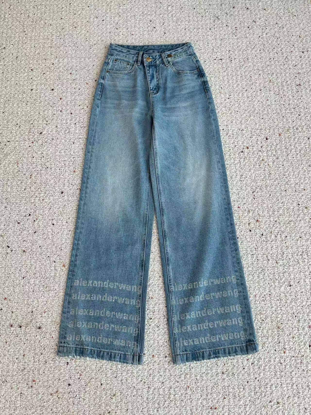 🛒𝐍𝐄𝐖 · 𝟐𝟎𝟐5/爆款现货设计师 原创｜女神同款抓绒烫钻牛仔裤 这款牛仔裤选用优质面料，工艺洗水，