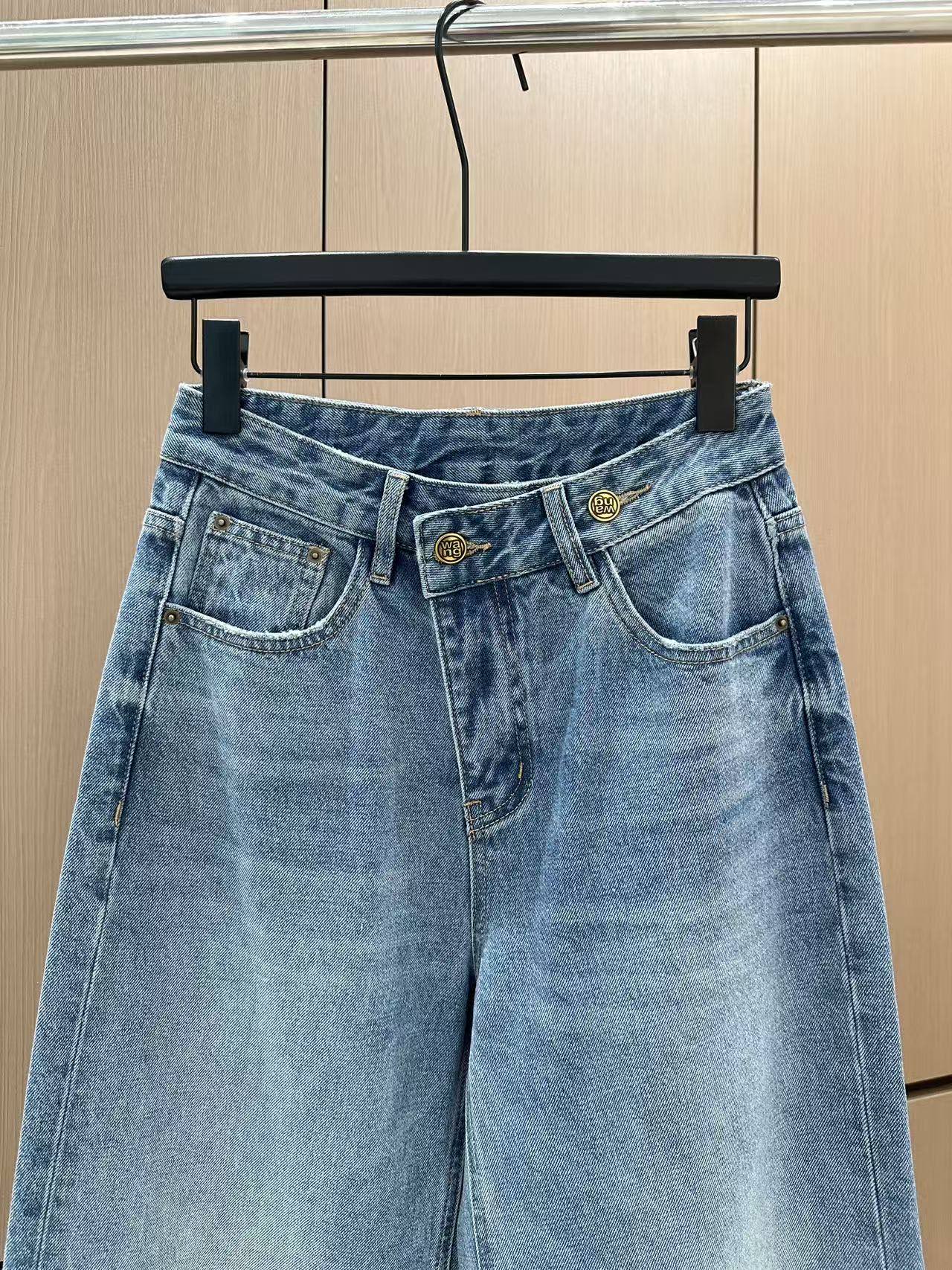 🛒𝐍𝐄𝐖 · 𝟐𝟎𝟐5/爆款现货设计师 原创｜女神同款抓绒烫钻牛仔裤 这款牛仔裤选用优质面料，工艺洗水，