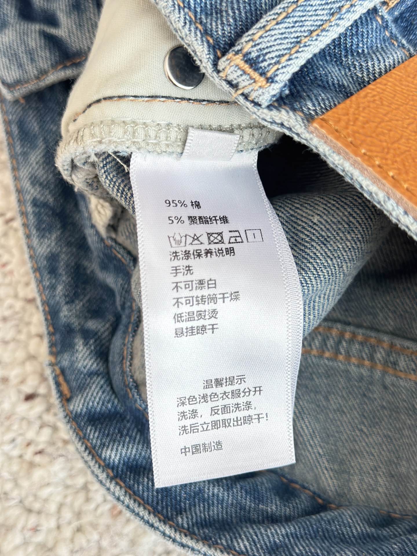 🛒𝐍𝐄𝐖 · 𝟐𝟎𝟐5/爆款现货设计师 原创｜女神同款抓绒烫钻牛仔裤 这款牛仔裤选用优质面料，工艺洗水，