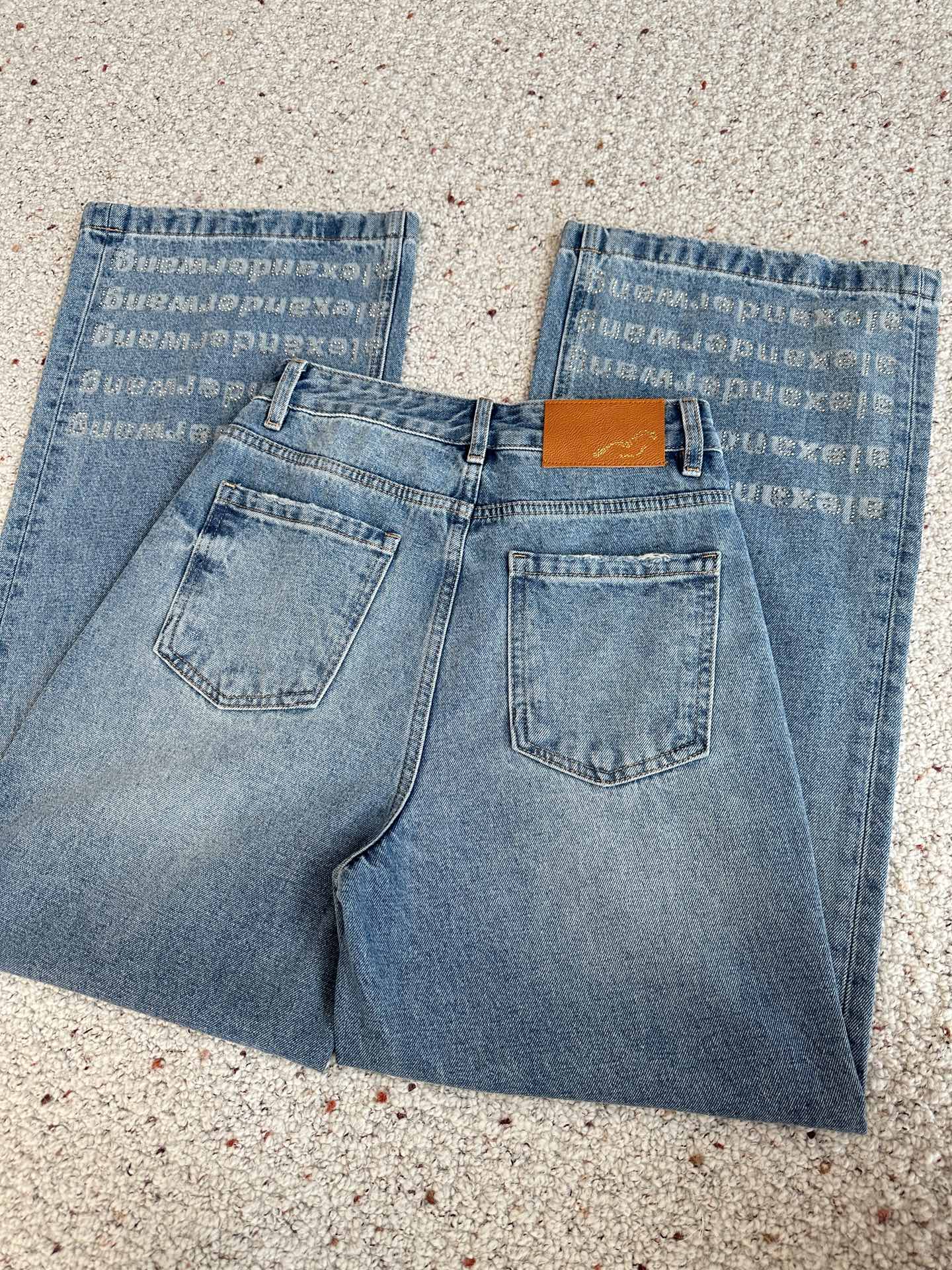 🛒𝐍𝐄𝐖 · 𝟐𝟎𝟐5/爆款现货设计师 原创｜女神同款抓绒烫钻牛仔裤 这款牛仔裤选用优质面料，工艺洗水，