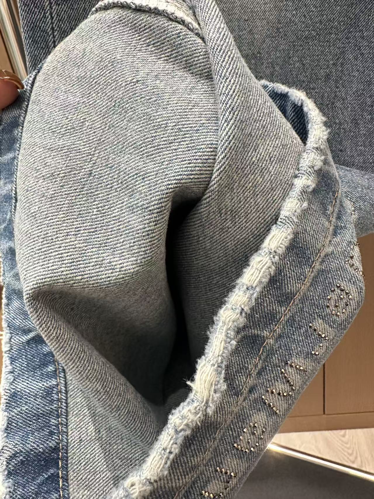 🛒𝐍𝐄𝐖 · 𝟐𝟎𝟐5/爆款现货设计师 原创｜女神同款抓绒烫钻牛仔裤 这款牛仔裤选用优质面料，工艺洗水，