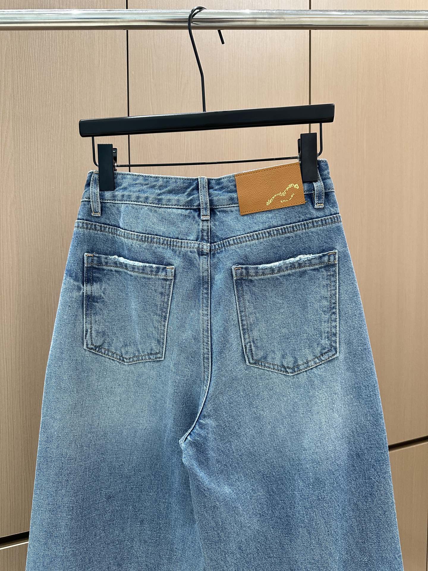 🛒𝐍𝐄𝐖 · 𝟐𝟎𝟐5/爆款现货设计师 原创｜女神同款抓绒烫钻牛仔裤 这款牛仔裤选用优质面料，工艺洗水，