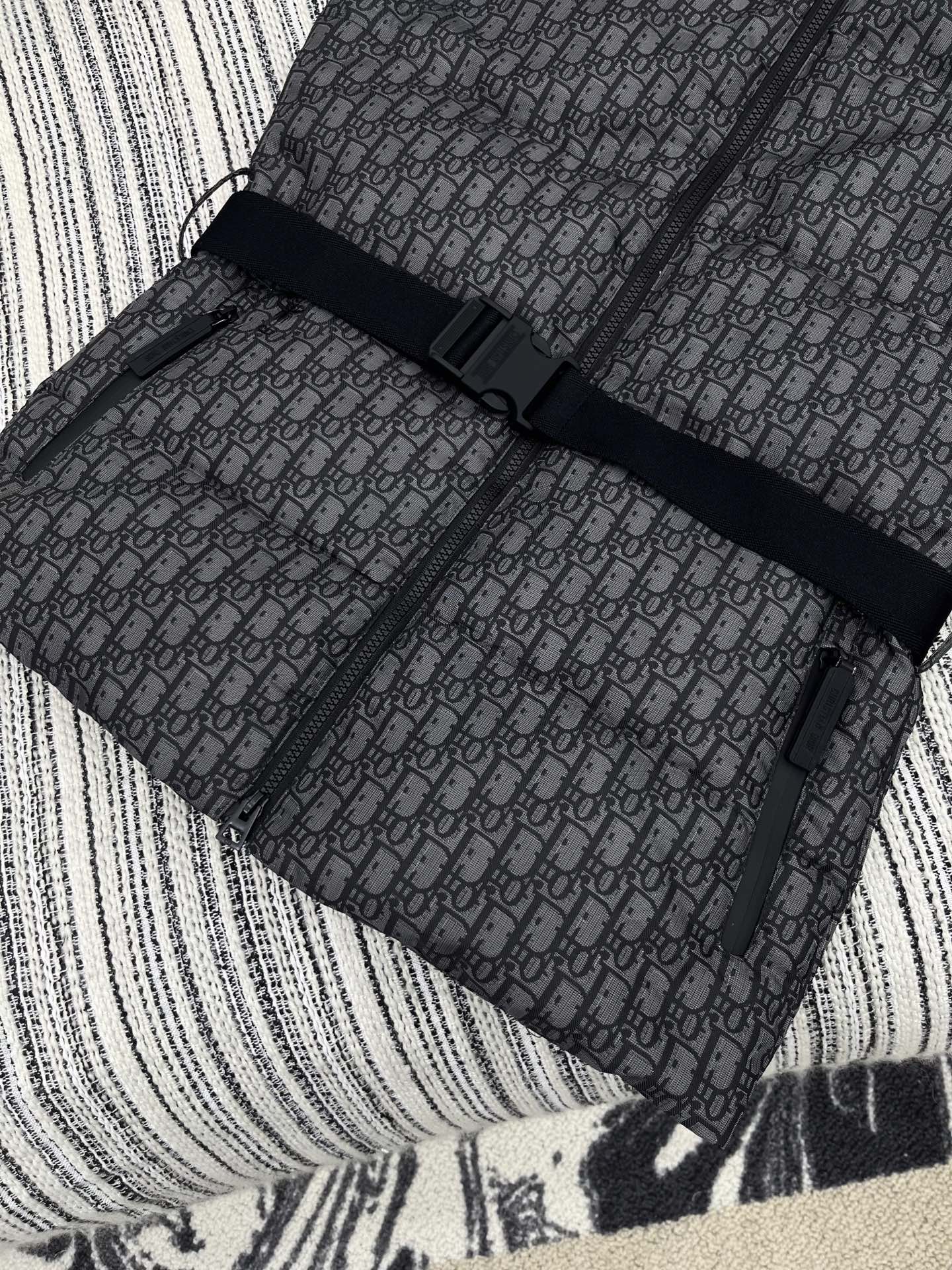 🛒𝐍𝐄𝐖 · 𝟐𝟎𝟐5/爆款现货原单品质 Dio*｜25新款立领老花羽绒服马甲外套爆单系列款 气质女神必