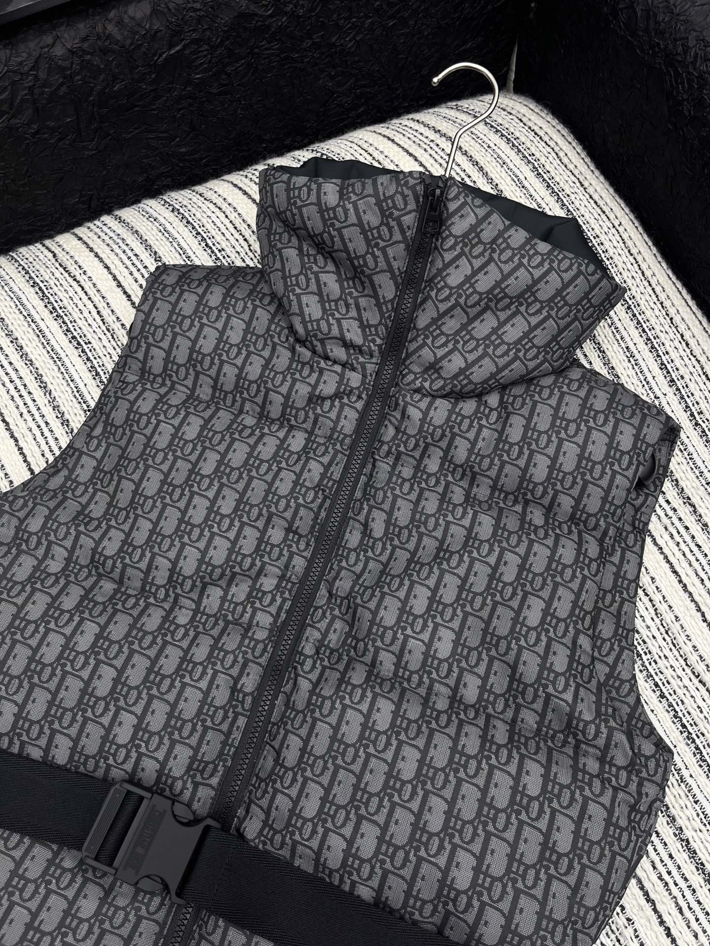 🛒𝐍𝐄𝐖 · 𝟐𝟎𝟐5/爆款现货原单品质 Dio*｜25新款立领老花羽绒服马甲外套爆单系列款 气质女神必