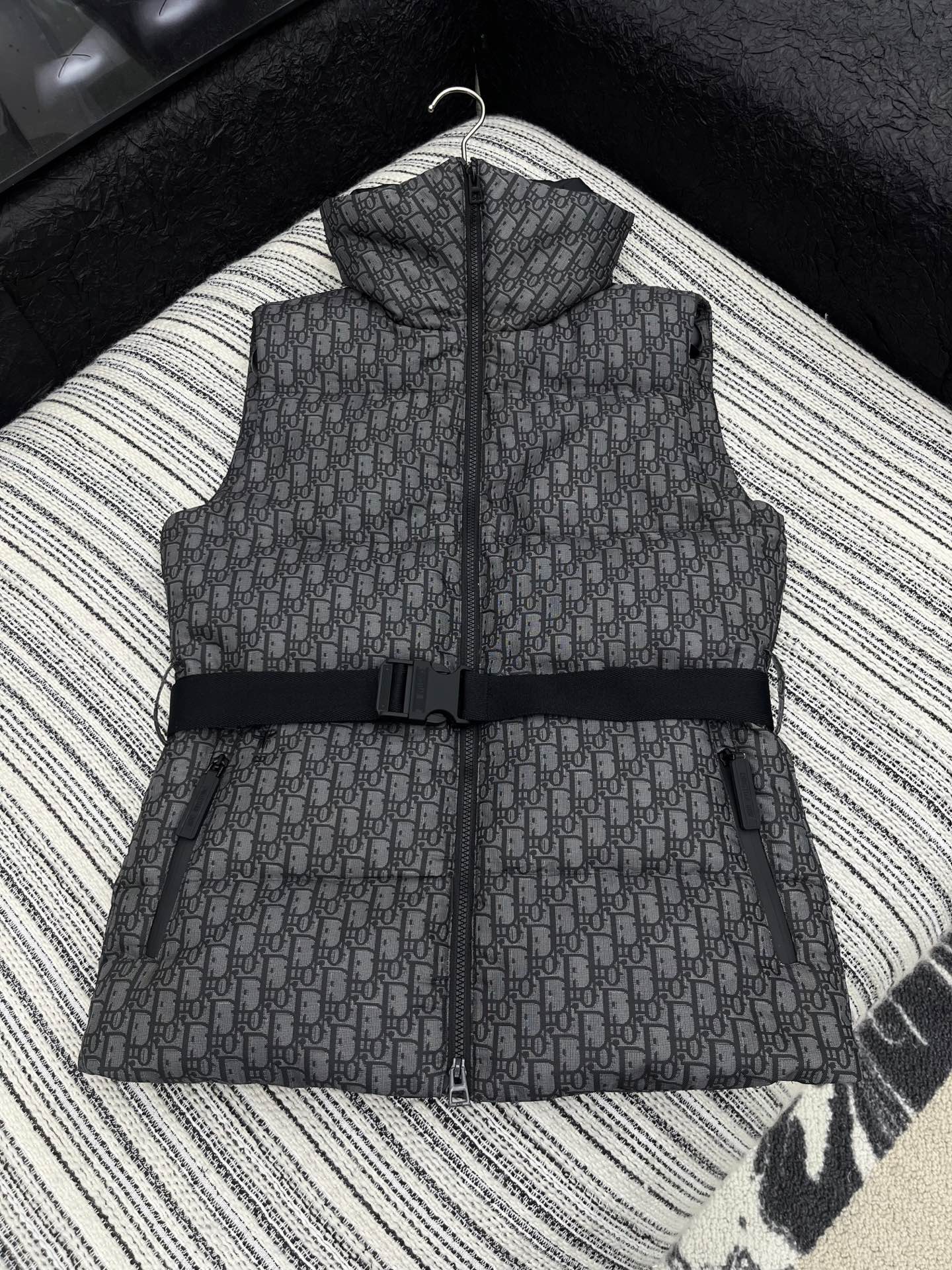 🛒𝐍𝐄𝐖 · 𝟐𝟎𝟐5/爆款现货原单品质 Dio*｜25新款立领老花羽绒服马甲外套爆单系列款 气质女神必