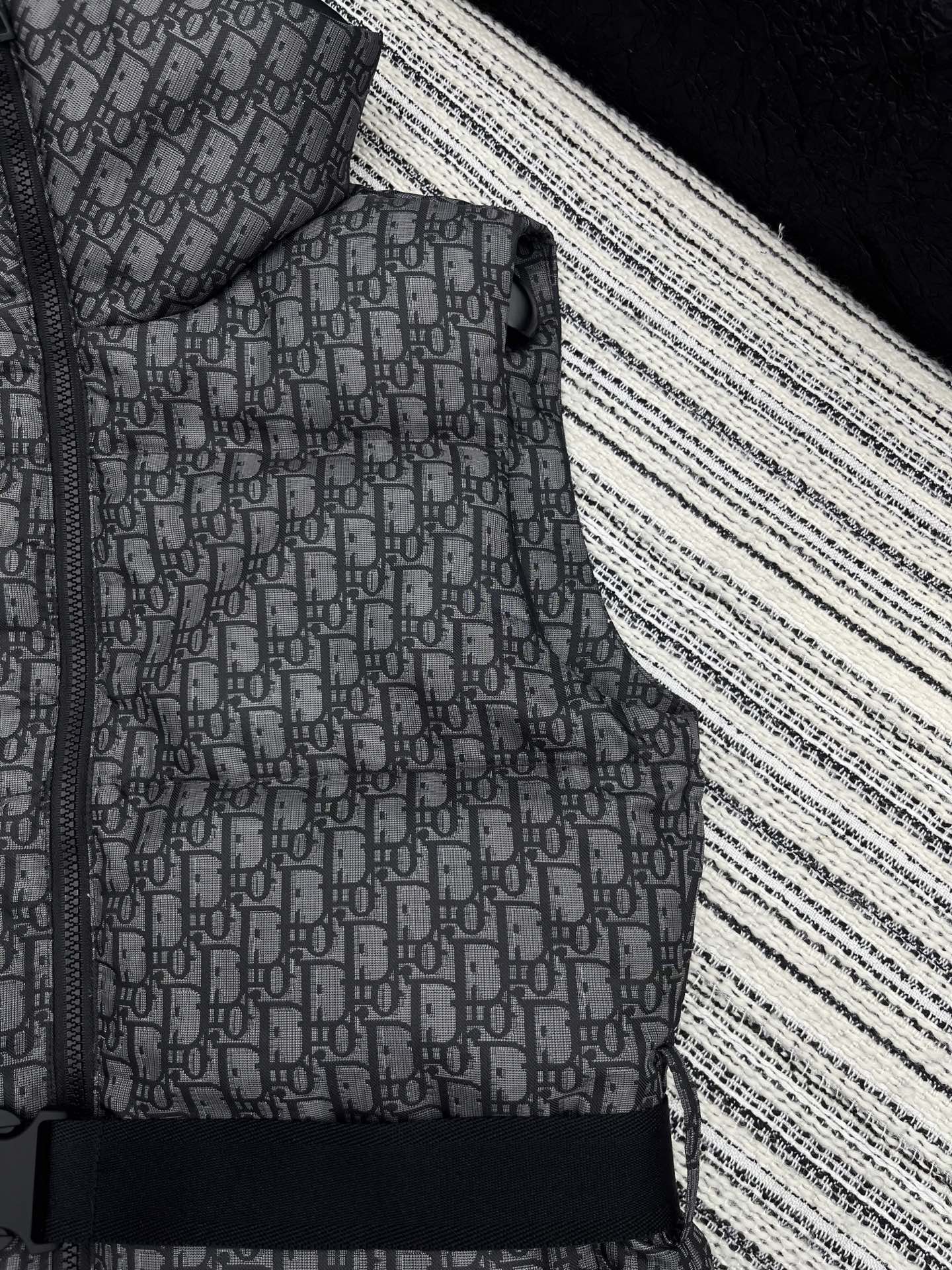 🛒𝐍𝐄𝐖 · 𝟐𝟎𝟐5/爆款现货原单品质 Dio*｜25新款立领老花羽绒服马甲外套爆单系列款 气质女神必