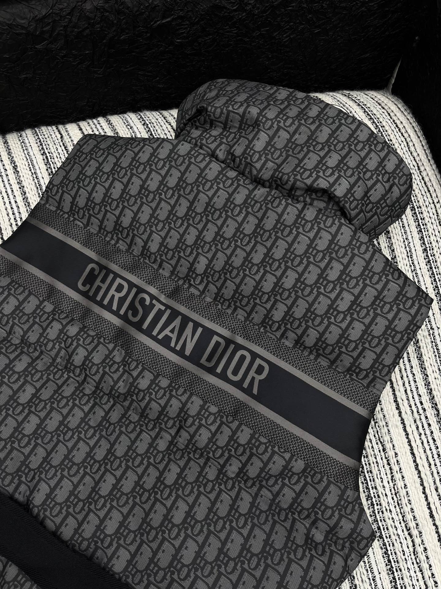 🛒𝐍𝐄𝐖 · 𝟐𝟎𝟐5/爆款现货原单品质 Dio*｜25新款立领老花羽绒服马甲外套爆单系列款 气质女神必