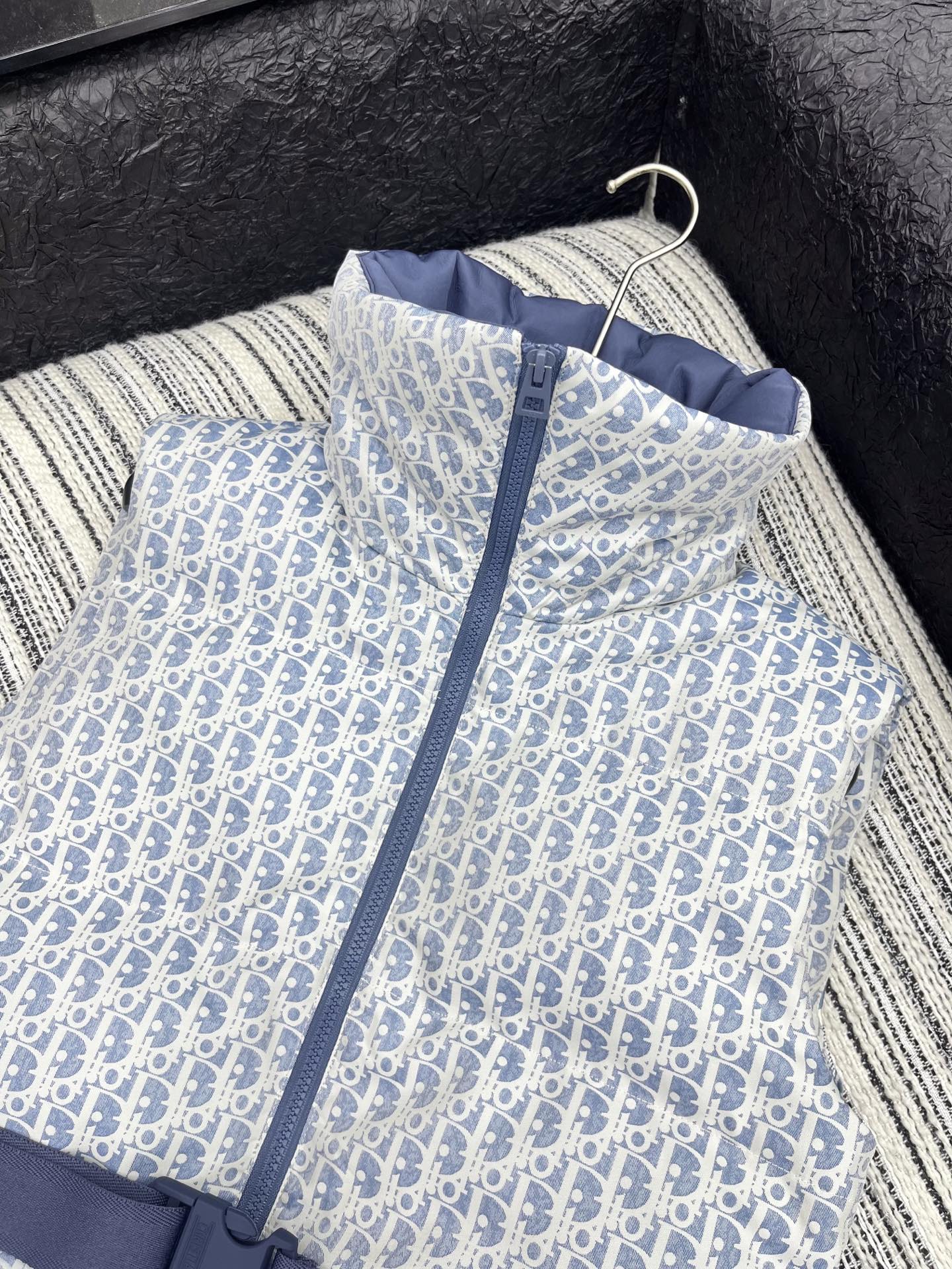 🛒𝐍𝐄𝐖 · 𝟐𝟎𝟐5/爆款现货原单品质 Dio*｜25新款立领老花羽绒服马甲外套爆单系列款 气质女神必