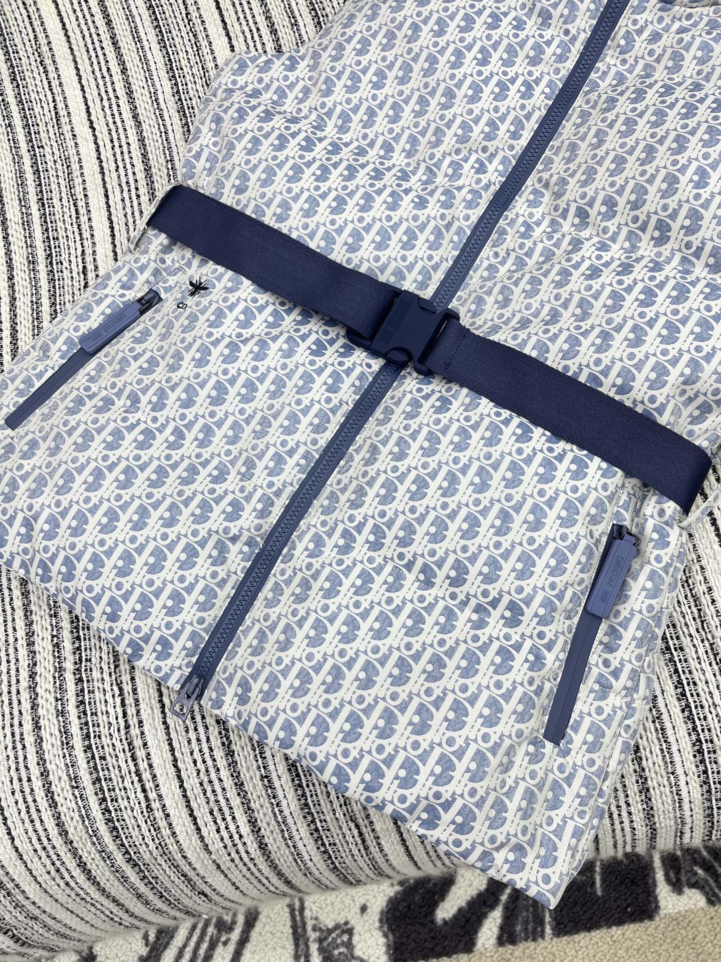 🛒𝐍𝐄𝐖 · 𝟐𝟎𝟐5/爆款现货原单品质 Dio*｜25新款立领老花羽绒服马甲外套爆单系列款 气质女神必