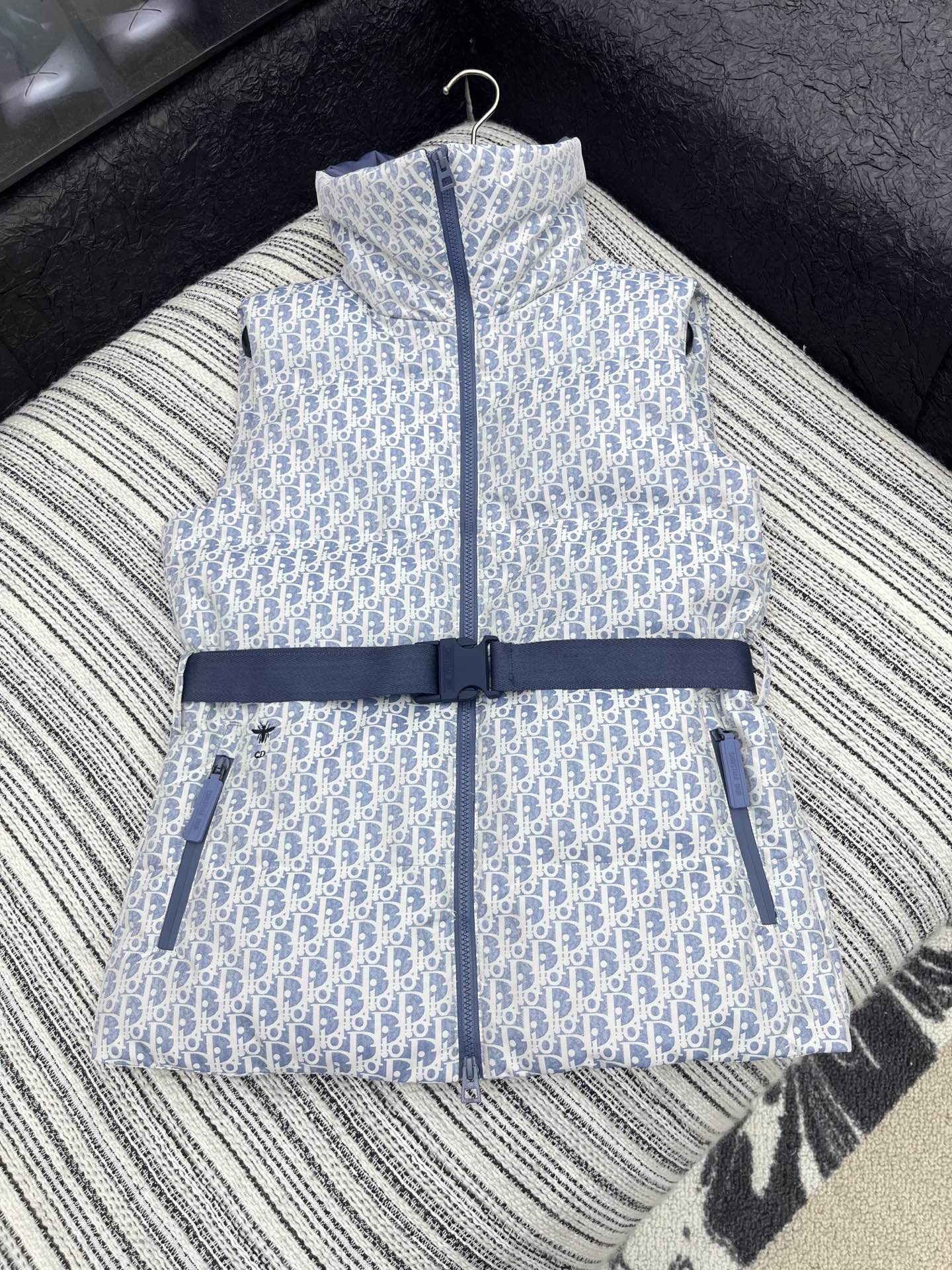 🛒𝐍𝐄𝐖 · 𝟐𝟎𝟐5/爆款现货原单品质 Dio*｜25新款立领老花羽绒服马甲外套爆单系列款 气质女神必