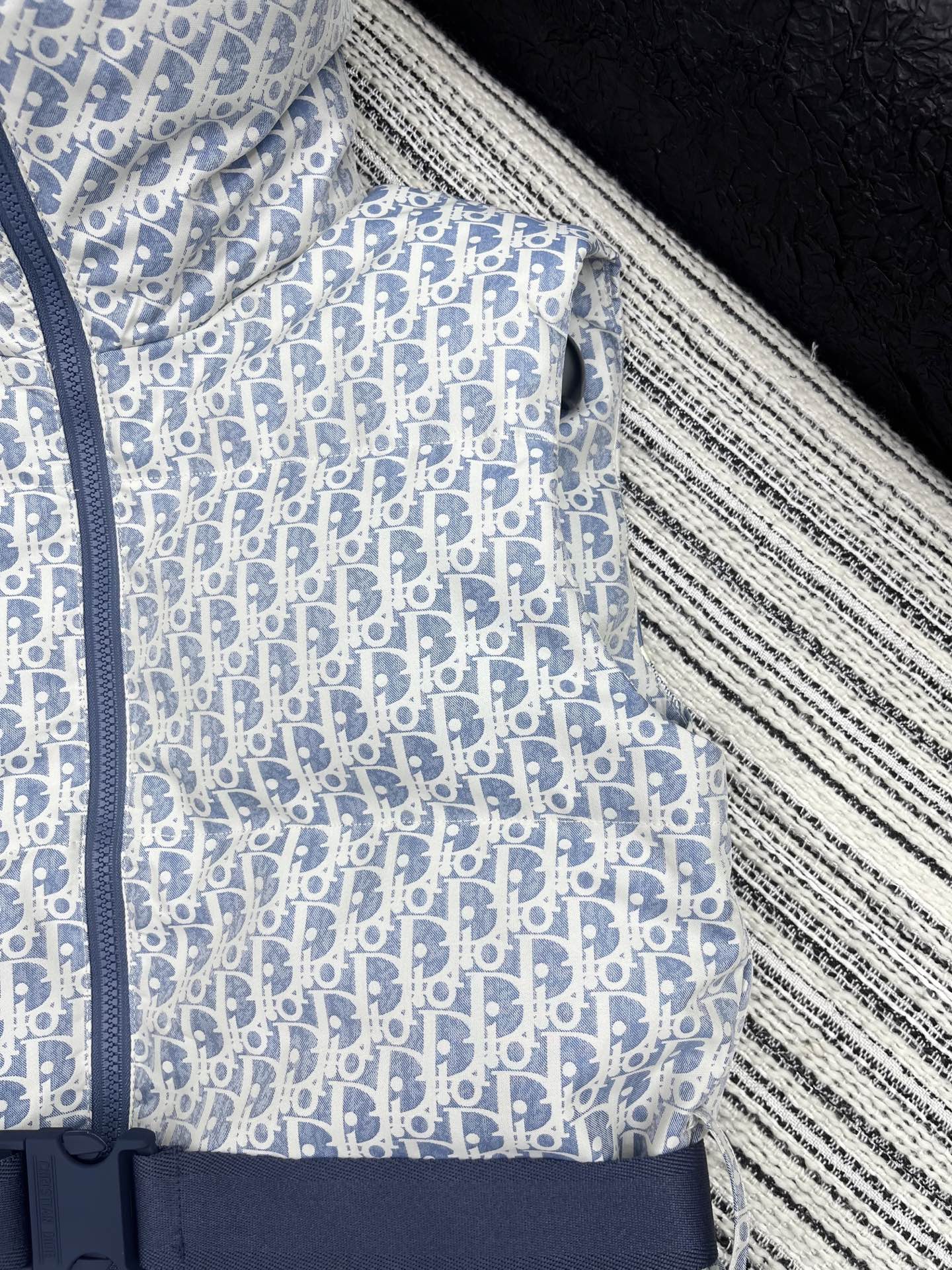 🛒𝐍𝐄𝐖 · 𝟐𝟎𝟐5/爆款现货原单品质 Dio*｜25新款立领老花羽绒服马甲外套爆单系列款 气质女神必