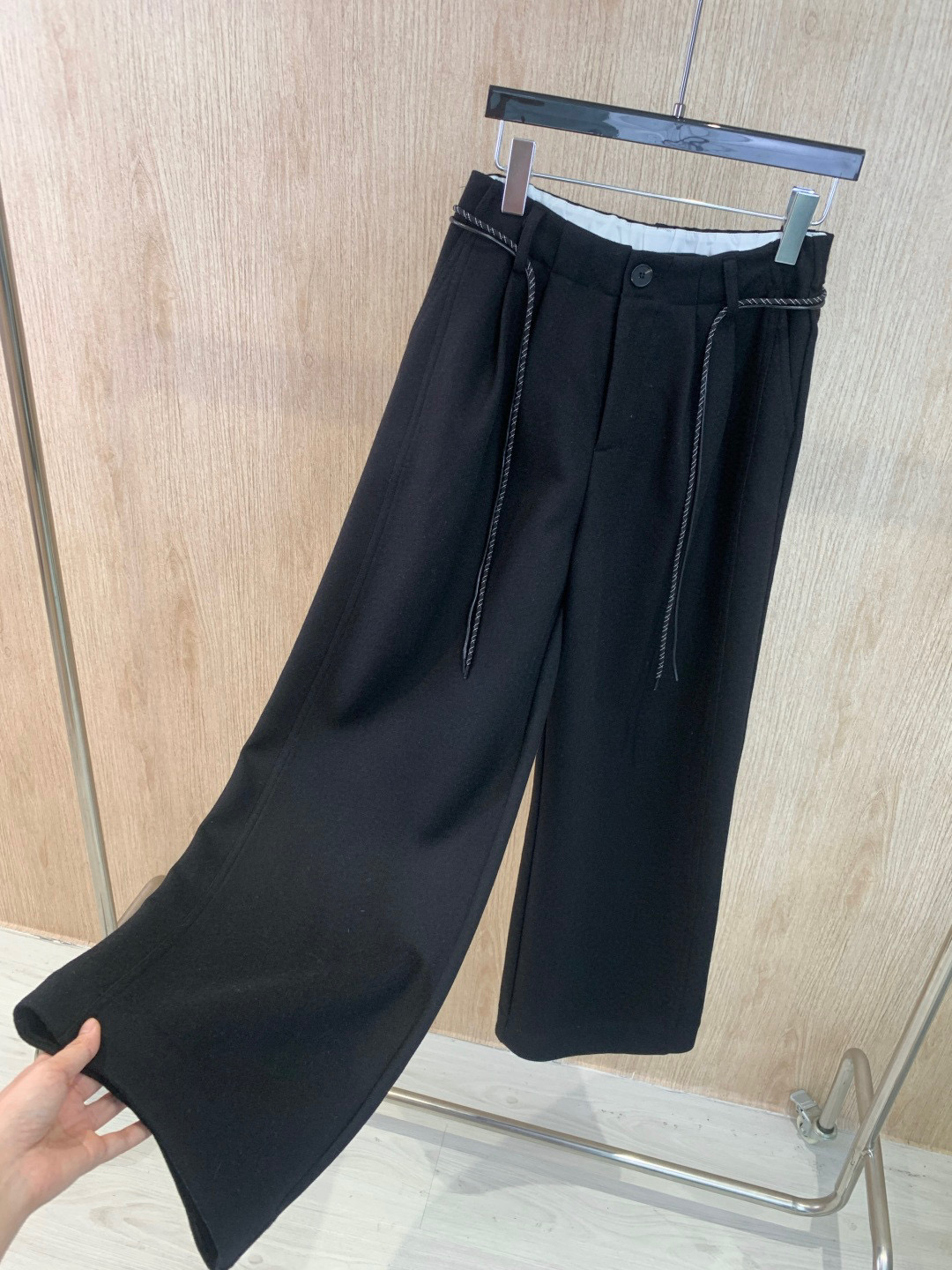 🛒𝐍𝐄𝐖 · 𝟐𝟎𝟐5/爆款现货原单品质 Loe*｜抽绳刺绣休闲裤高品质面料质感柔软细腻舒适减龄少女时代