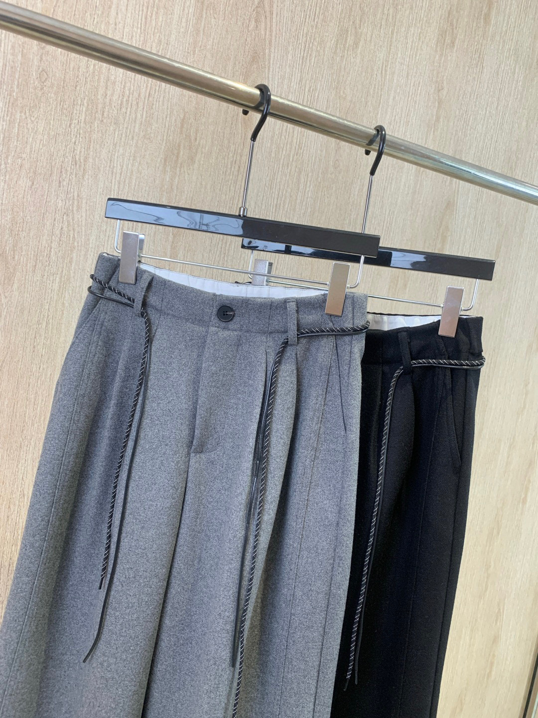 🛒𝐍𝐄𝐖 · 𝟐𝟎𝟐5/爆款现货原单品质 Loe*｜抽绳刺绣休闲裤高品质面料质感柔软细腻舒适减龄少女时代