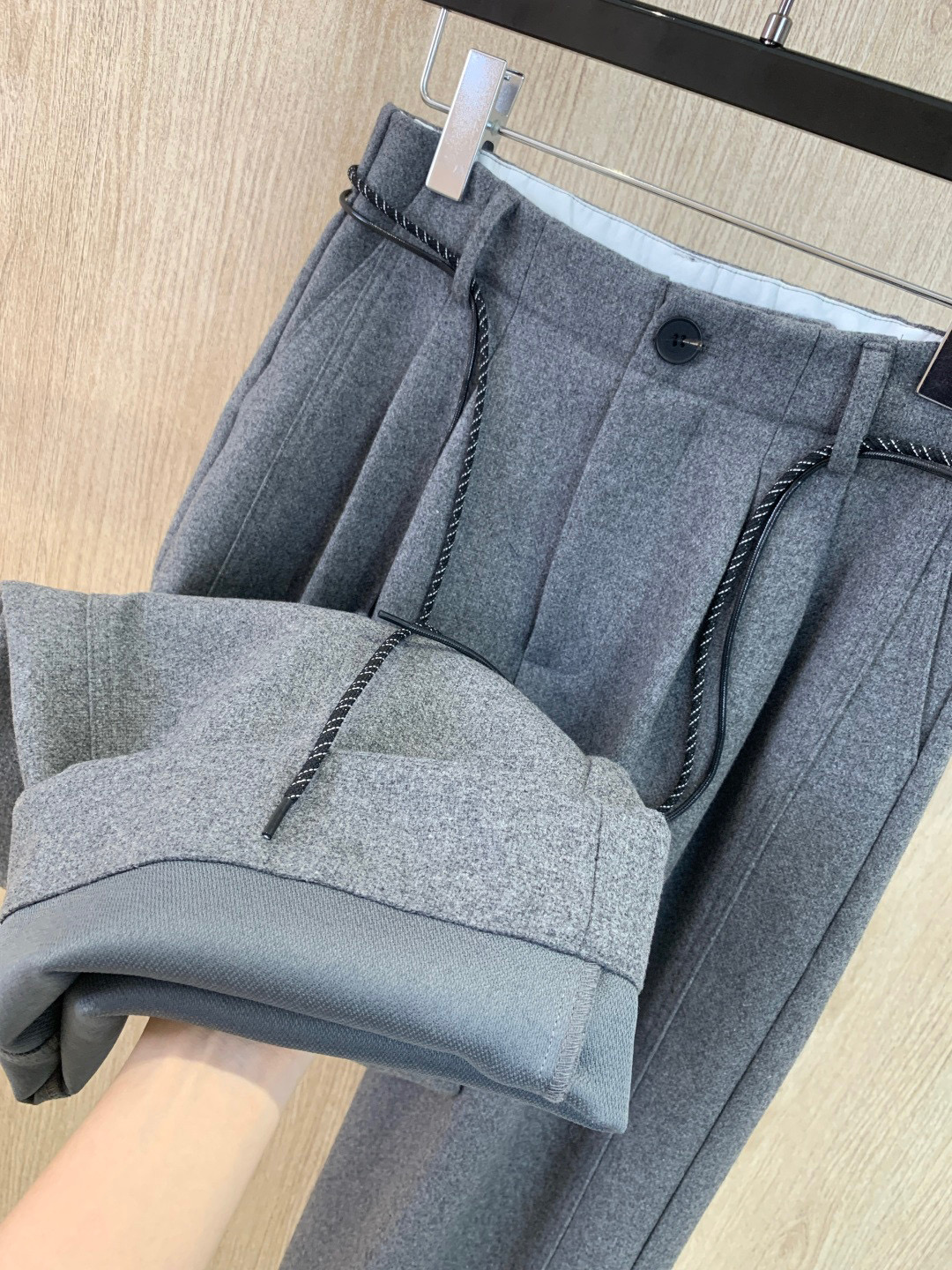 🛒𝐍𝐄𝐖 · 𝟐𝟎𝟐5/爆款现货原单品质 Loe*｜抽绳刺绣休闲裤高品质面料质感柔软细腻舒适减龄少女时代