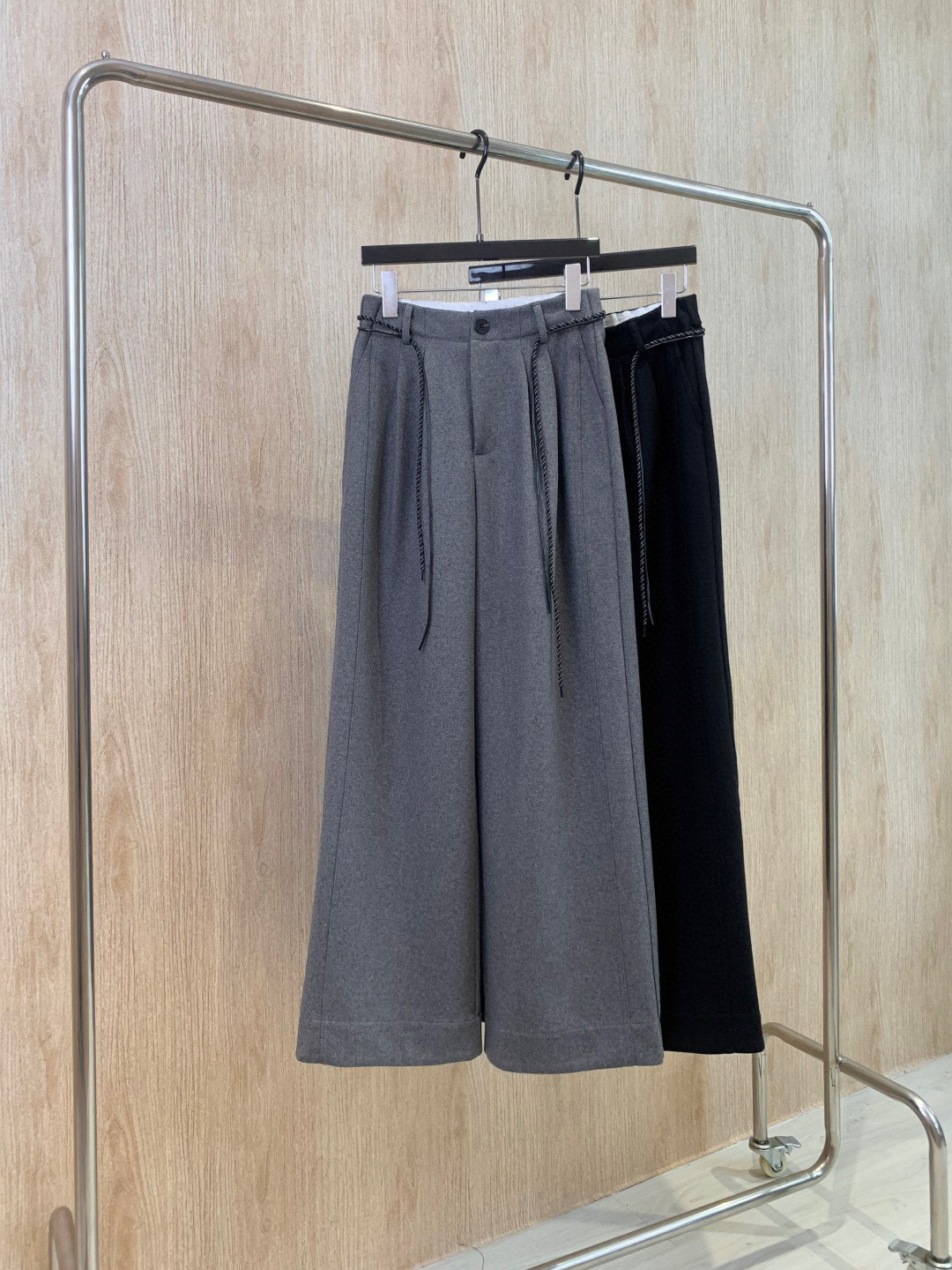 🛒𝐍𝐄𝐖 · 𝟐𝟎𝟐5/爆款现货原单品质 Loe*｜抽绳刺绣休闲裤高品质面料质感柔软细腻舒适减龄少女时代