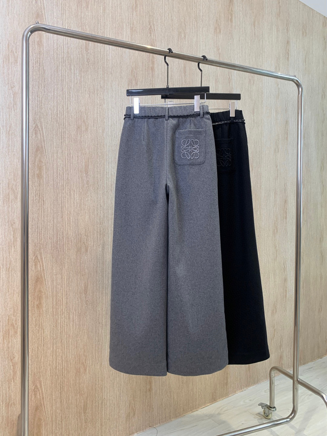 🛒𝐍𝐄𝐖 · 𝟐𝟎𝟐5/爆款现货原单品质 Loe*｜抽绳刺绣休闲裤高品质面料质感柔软细腻舒适减龄少女时代