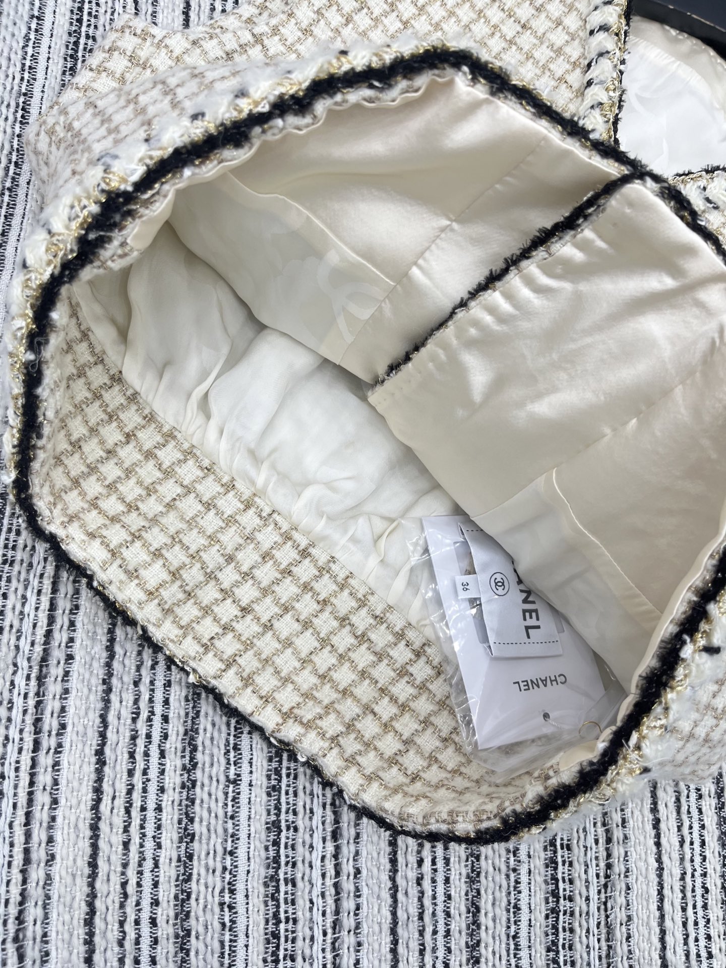 🛒𝐍𝐄𝐖 · 𝟐𝟎𝟐5/爆款现货【原版定制】Chane*｜2025新品亮丝粗花呢小V领背心外套定制YB进