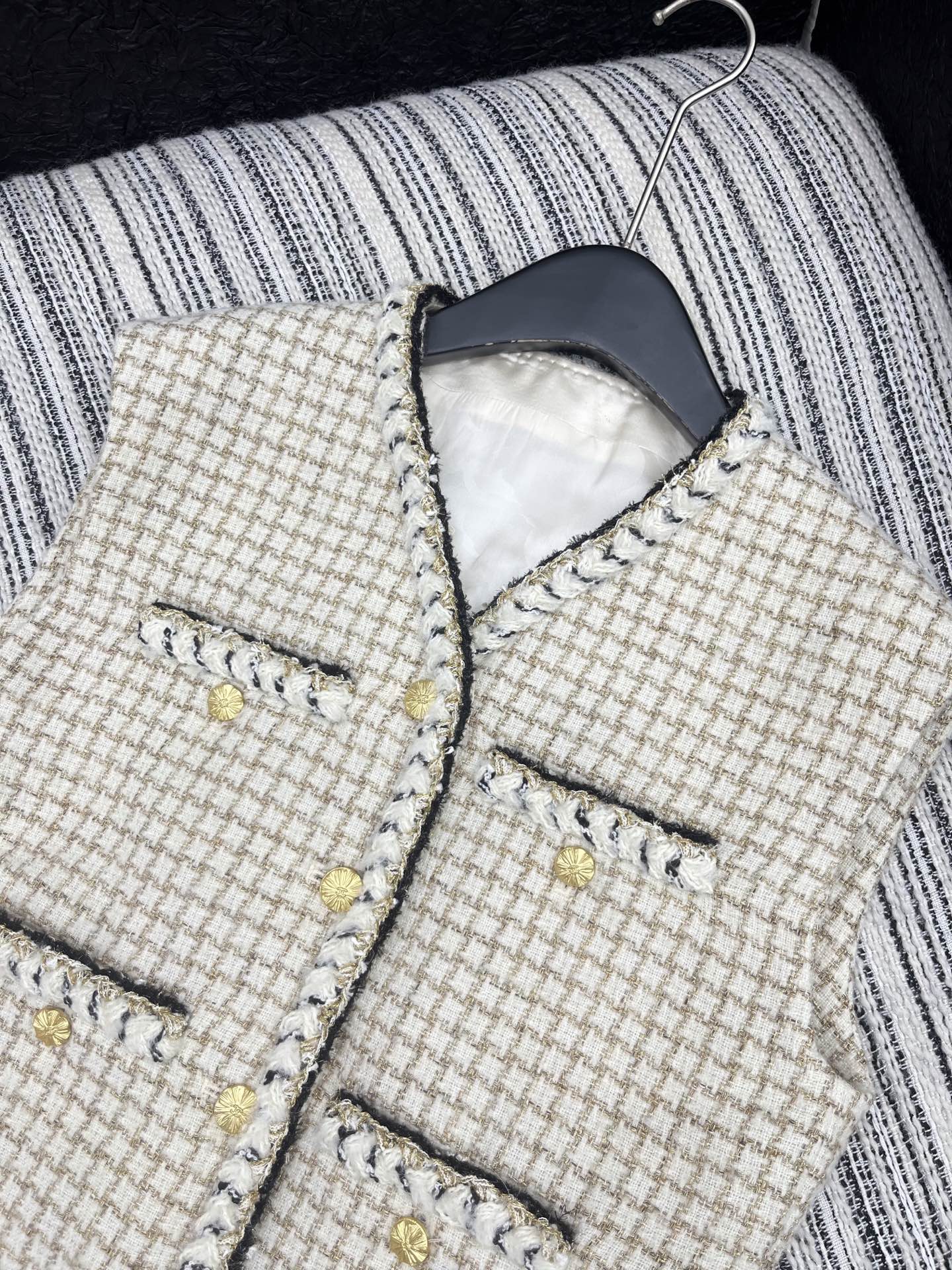 🛒𝐍𝐄𝐖 · 𝟐𝟎𝟐5/爆款现货【原版定制】Chane*｜2025新品亮丝粗花呢小V领背心外套定制YB进