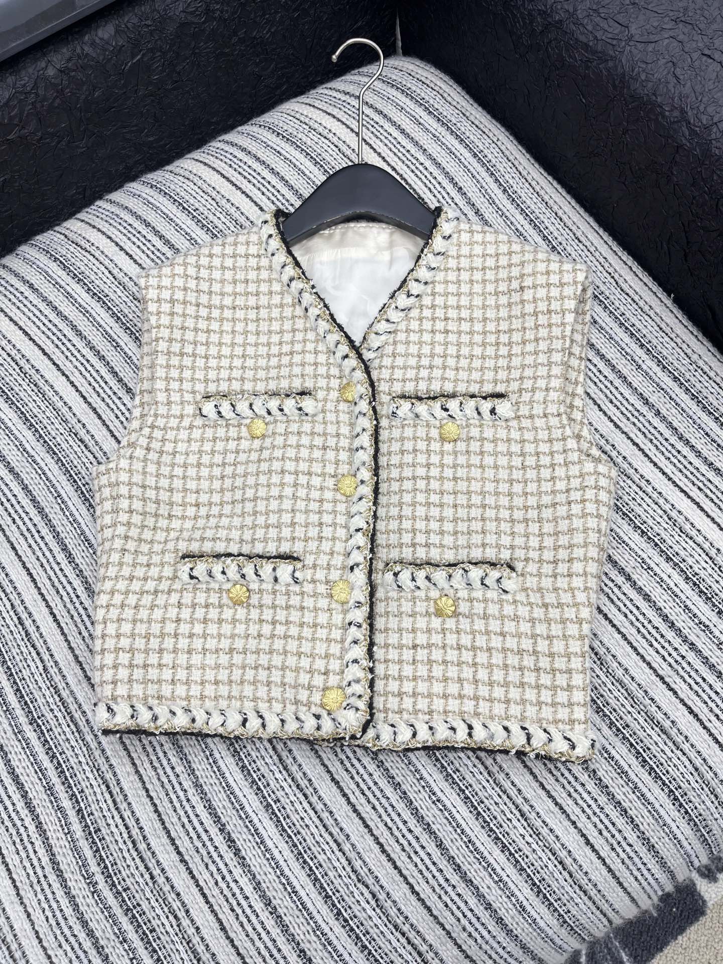 🛒𝐍𝐄𝐖 · 𝟐𝟎𝟐5/爆款现货【原版定制】Chane*｜2025新品亮丝粗花呢小V领背心外套定制YB进