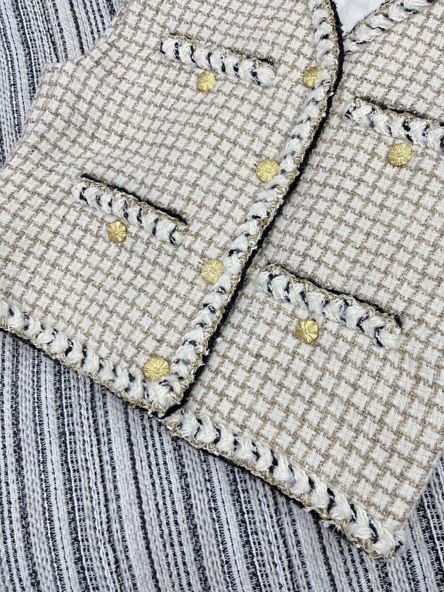 🛒𝐍𝐄𝐖 · 𝟐𝟎𝟐5/爆款现货【原版定制】Chane*｜2025新品亮丝粗花呢小V领背心外套定制YB进