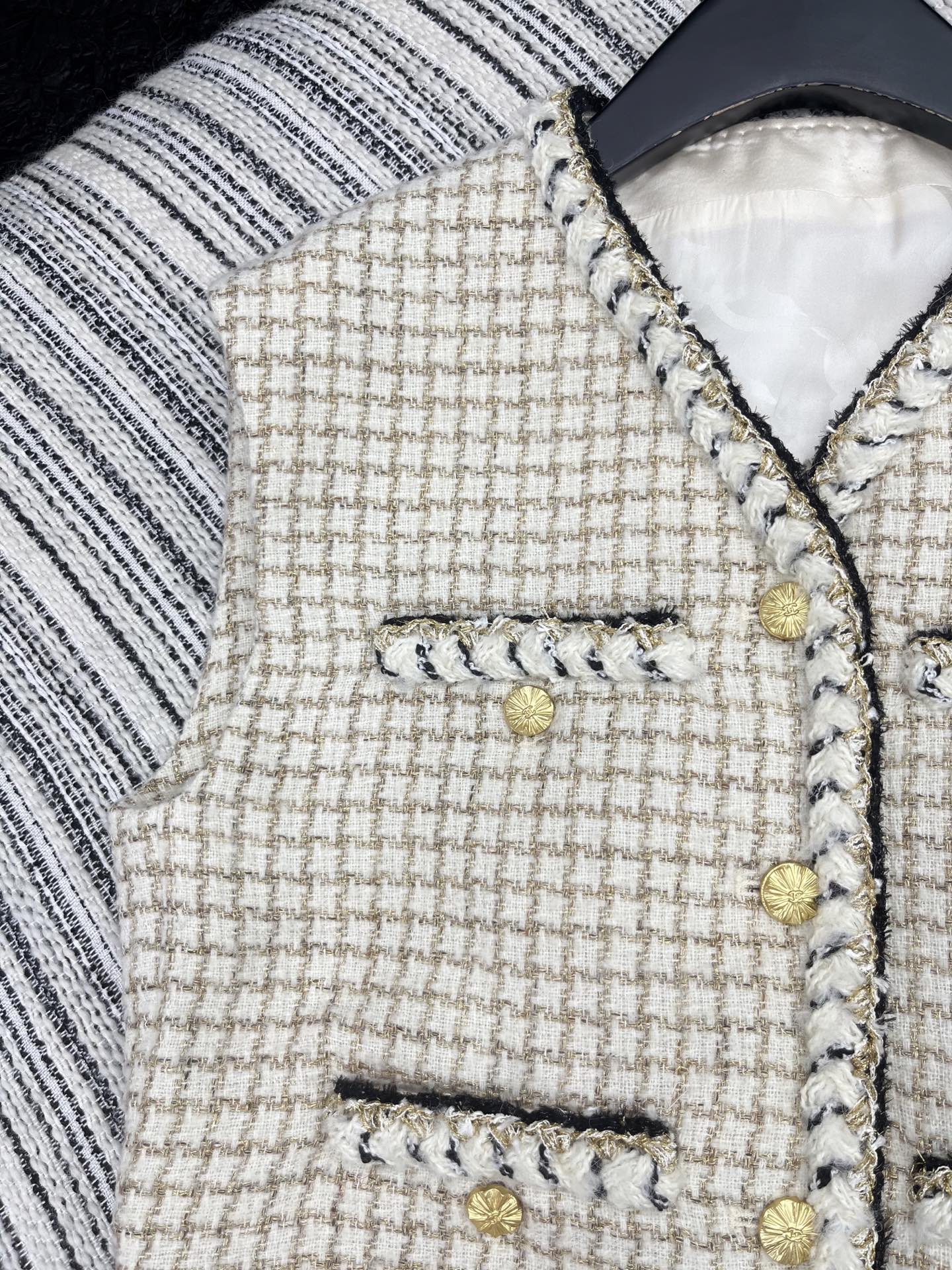 🛒𝐍𝐄𝐖 · 𝟐𝟎𝟐5/爆款现货【原版定制】Chane*｜2025新品亮丝粗花呢小V领背心外套定制YB进