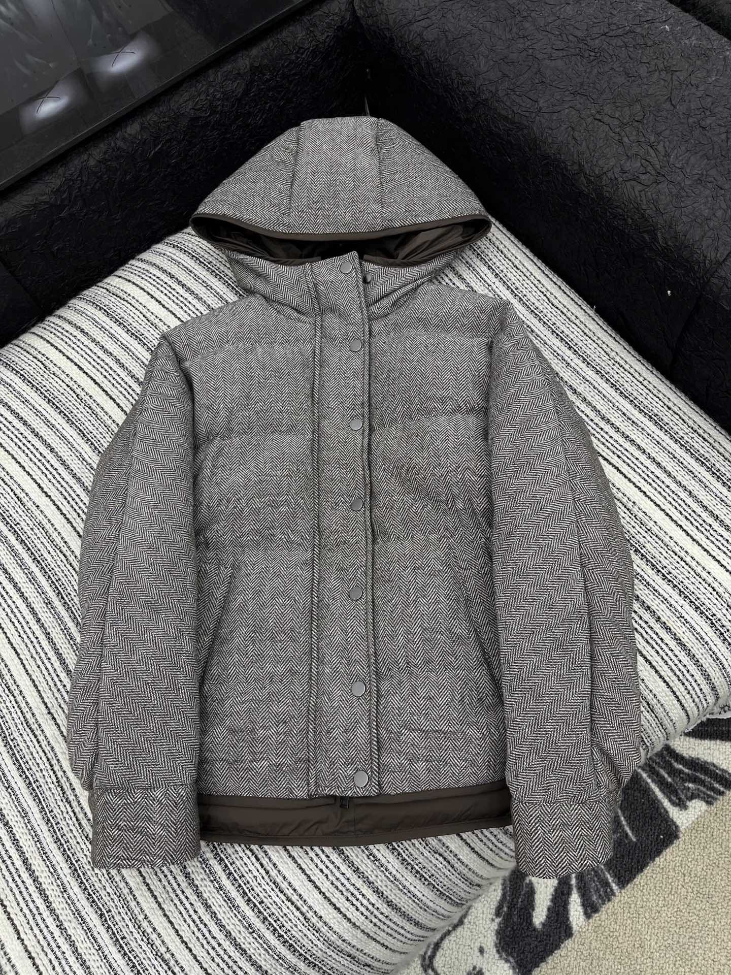 🛒𝐍𝐄𝐖 · 𝟐𝟎𝟐5/爆款现货原单品质 Brunello Cucine*｜杂色斑点雪佛龙羽绒服经典人字