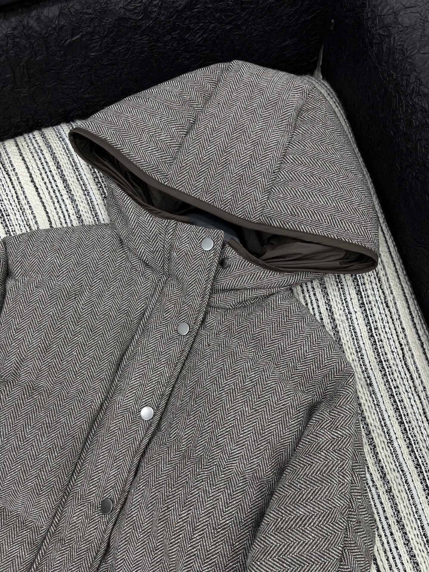 🛒𝐍𝐄𝐖 · 𝟐𝟎𝟐5/爆款现货原单品质 Brunello Cucine*｜杂色斑点雪佛龙羽绒服经典人字