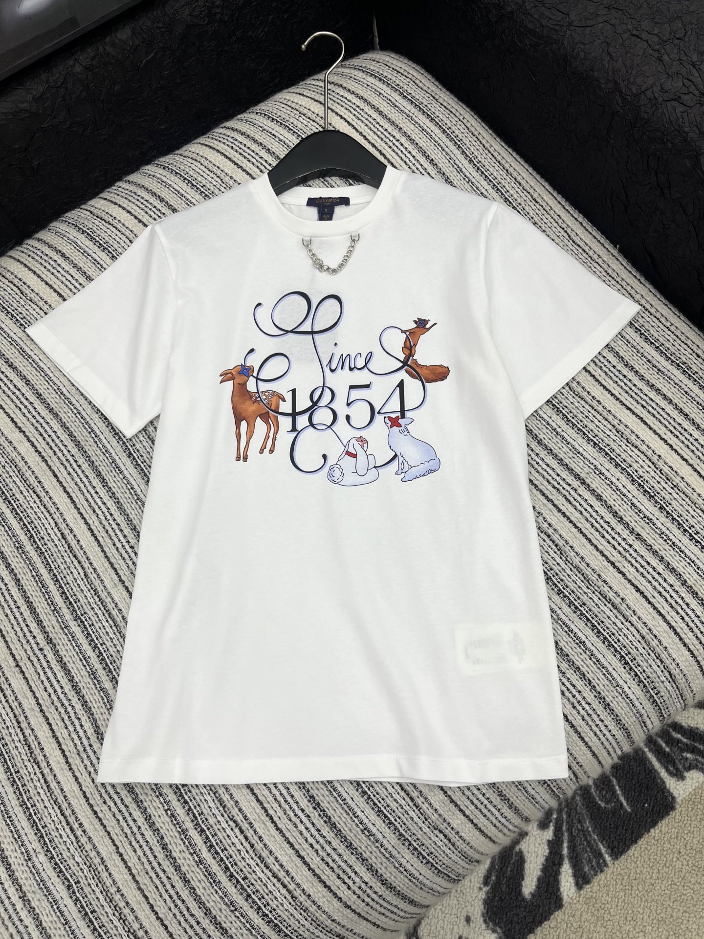 🛒𝐍𝐄𝐖 · 𝟐𝟎𝟐5/爆款现货原单品质 Lv ｜25新品印花短袖T恤精致版型上身巨显瘦！定制最新工艺 