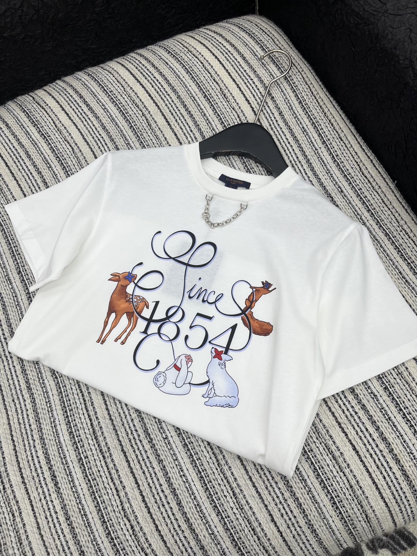 🛒𝐍𝐄𝐖 · 𝟐𝟎𝟐5/爆款现货原单品质 Lv ｜25新品印花短袖T恤精致版型上身巨显瘦！定制最新工艺 