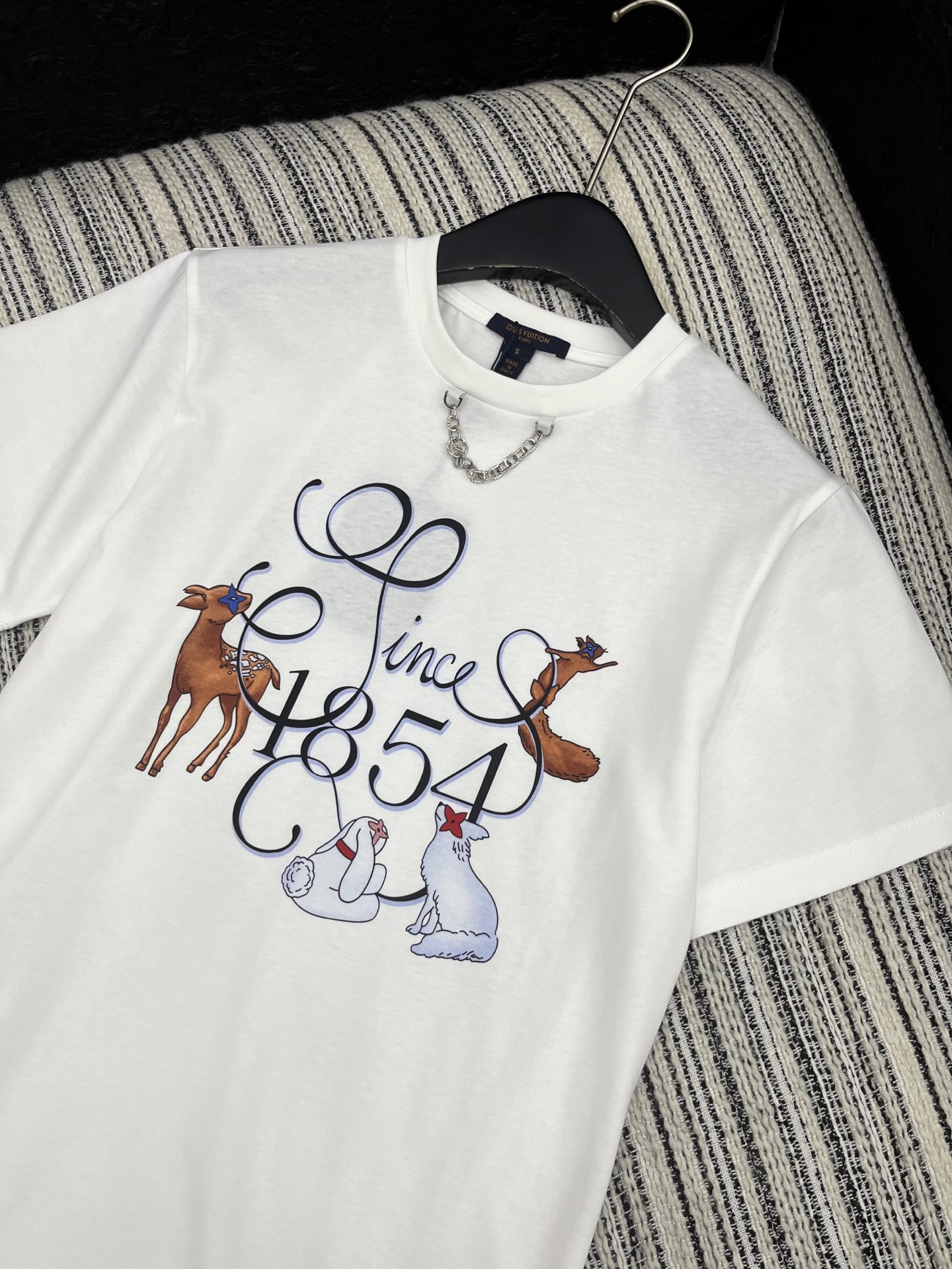 🛒𝐍𝐄𝐖 · 𝟐𝟎𝟐5/爆款现货原单品质 Lv ｜25新品印花短袖T恤精致版型上身巨显瘦！定制最新工艺 