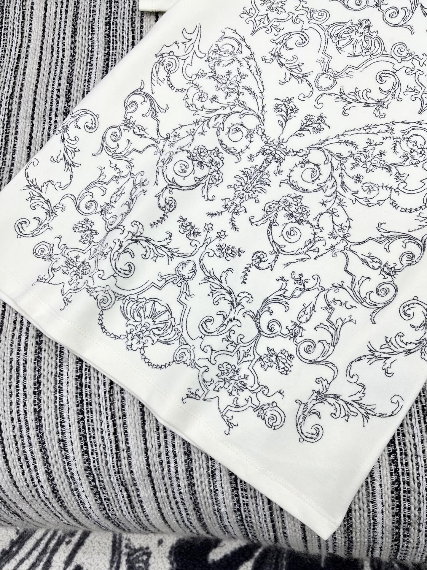 🛒𝐍𝐄𝐖 · 𝟐𝟎𝟐5/爆款现货原单品质 Dio*｜25新品刺绣短袖T恤精致版型上身巨显瘦！定制最新工艺