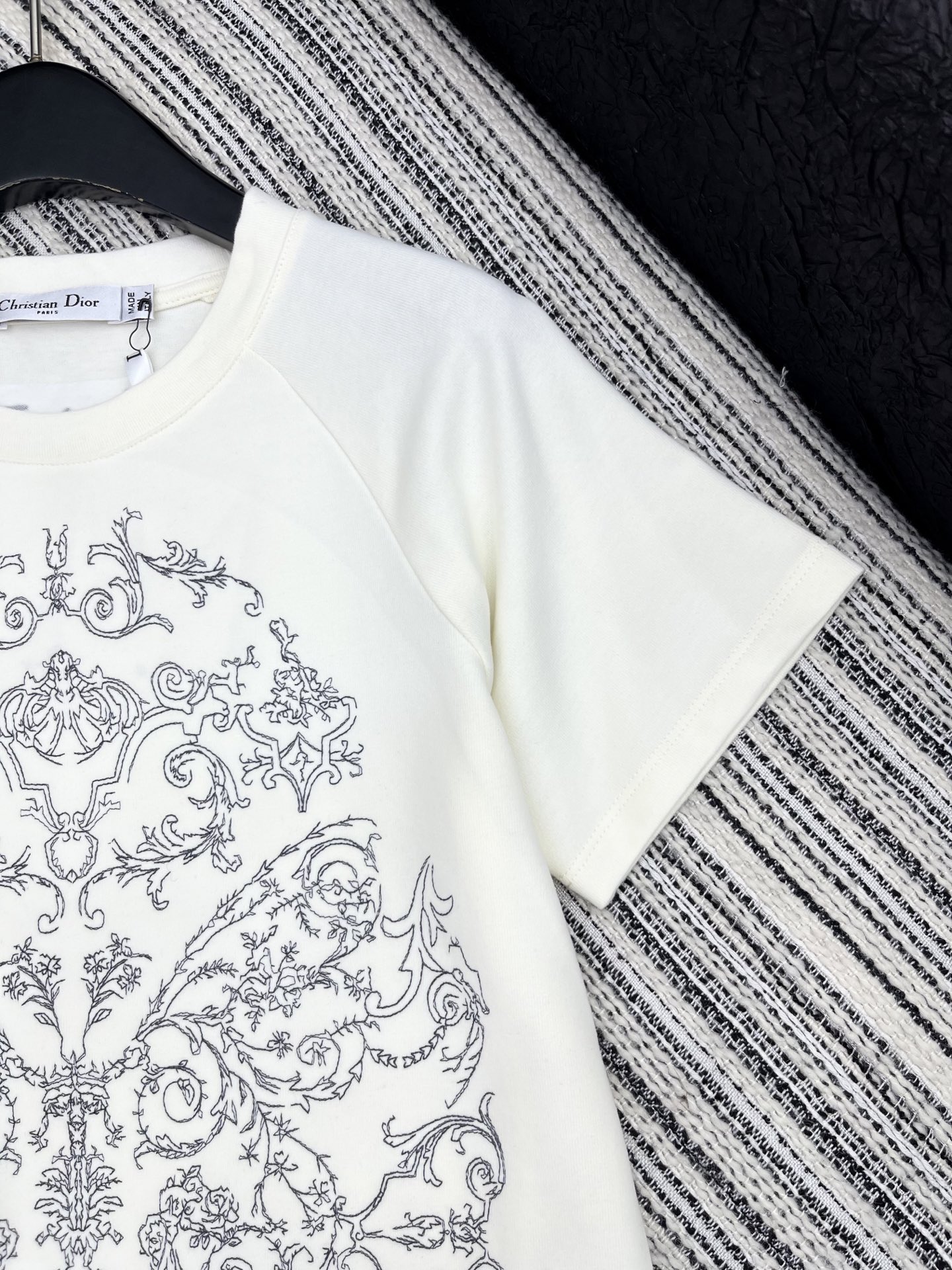 🛒𝐍𝐄𝐖 · 𝟐𝟎𝟐5/爆款现货原单品质 Dio*｜25新品刺绣短袖T恤精致版型上身巨显瘦！定制最新工艺