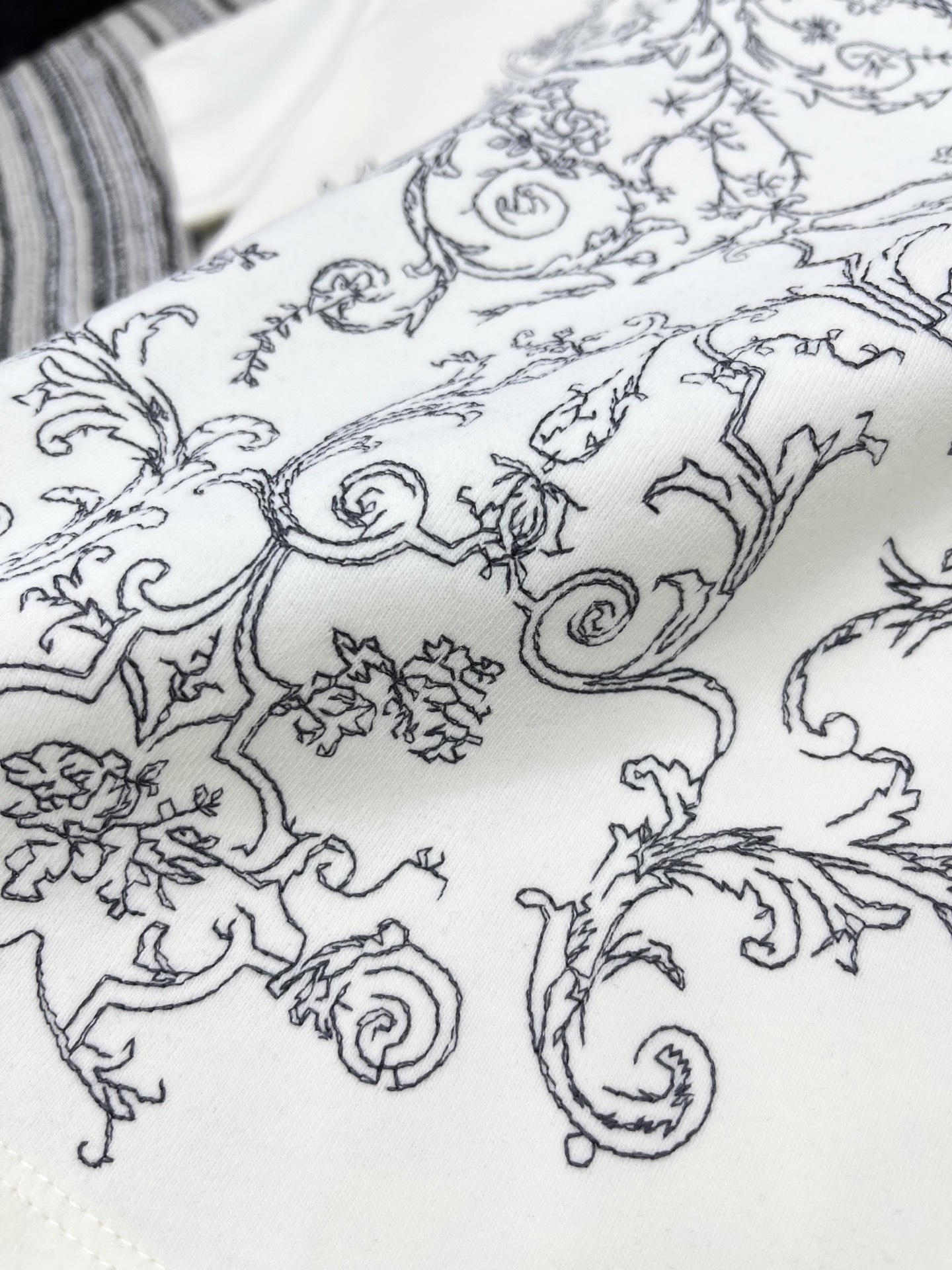 🛒𝐍𝐄𝐖 · 𝟐𝟎𝟐5/爆款现货原单品质 Dio*｜25新品刺绣短袖T恤精致版型上身巨显瘦！定制最新工艺