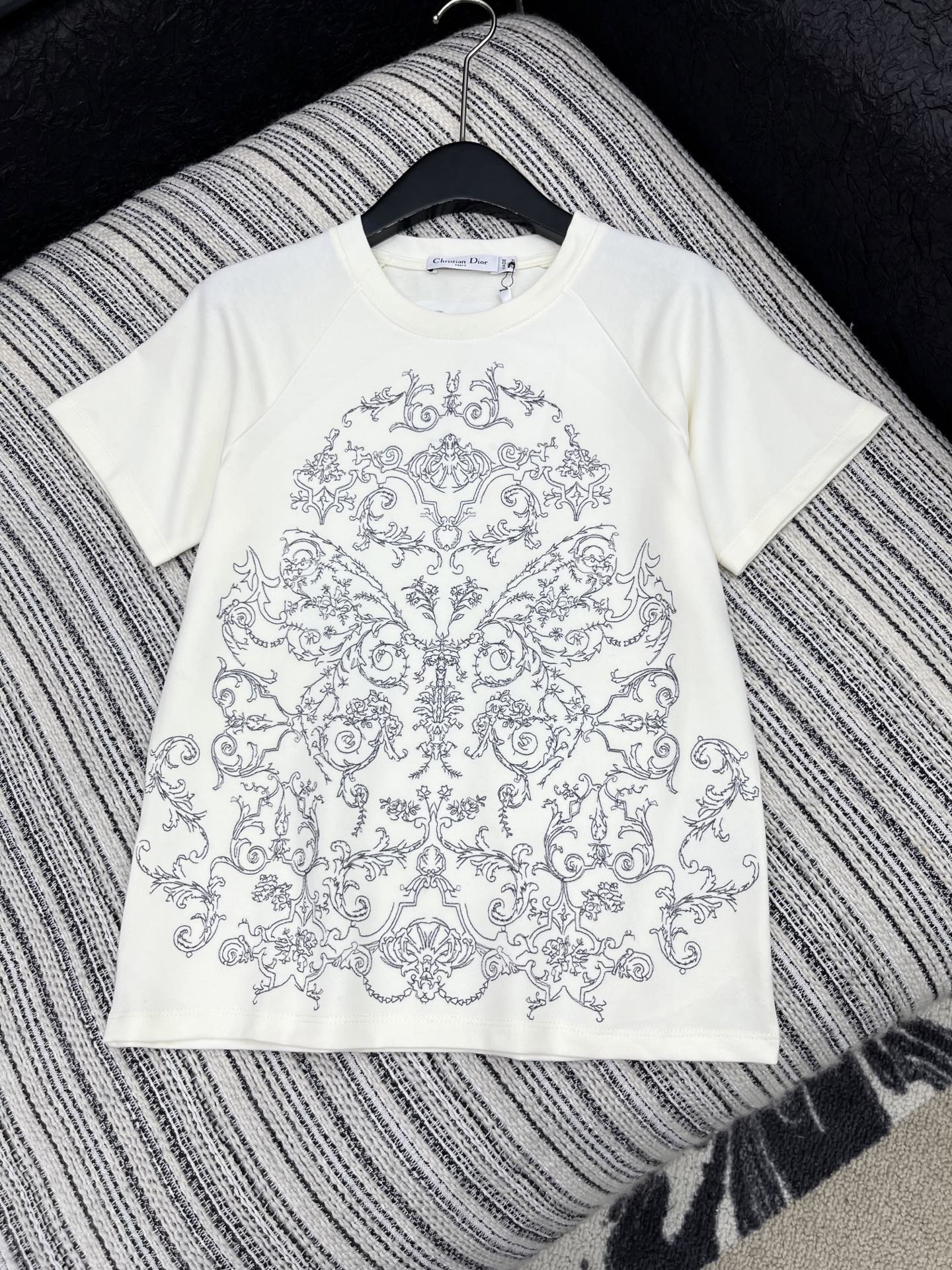 🛒𝐍𝐄𝐖 · 𝟐𝟎𝟐5/爆款现货原单品质 Dio*｜25新品刺绣短袖T恤精致版型上身巨显瘦！定制最新工艺