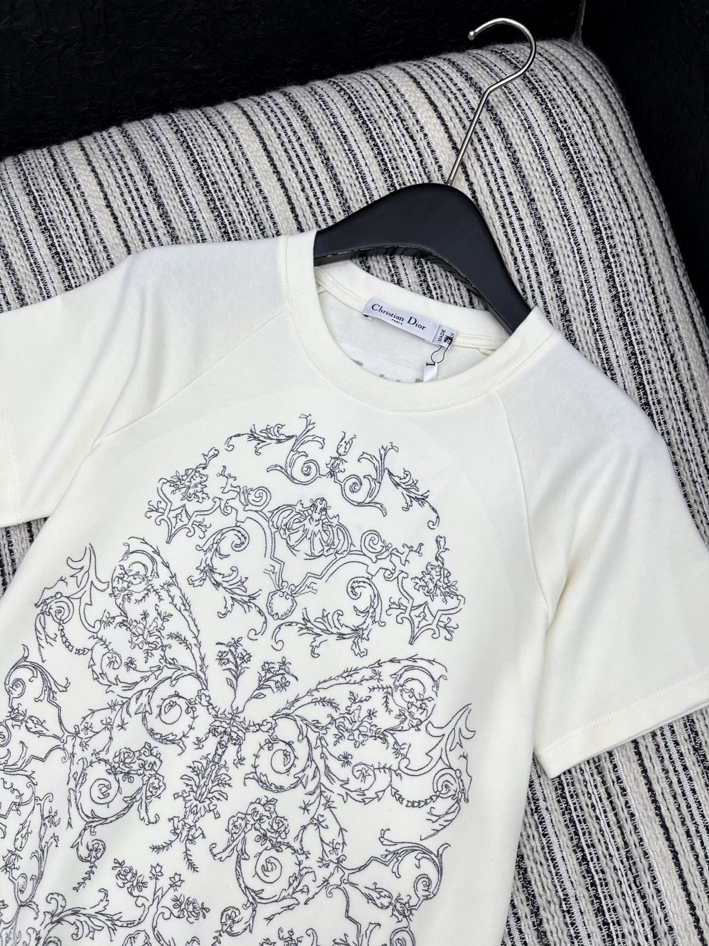 🛒𝐍𝐄𝐖 · 𝟐𝟎𝟐5/爆款现货原单品质 Dio*｜25新品刺绣短袖T恤精致版型上身巨显瘦！定制最新工艺