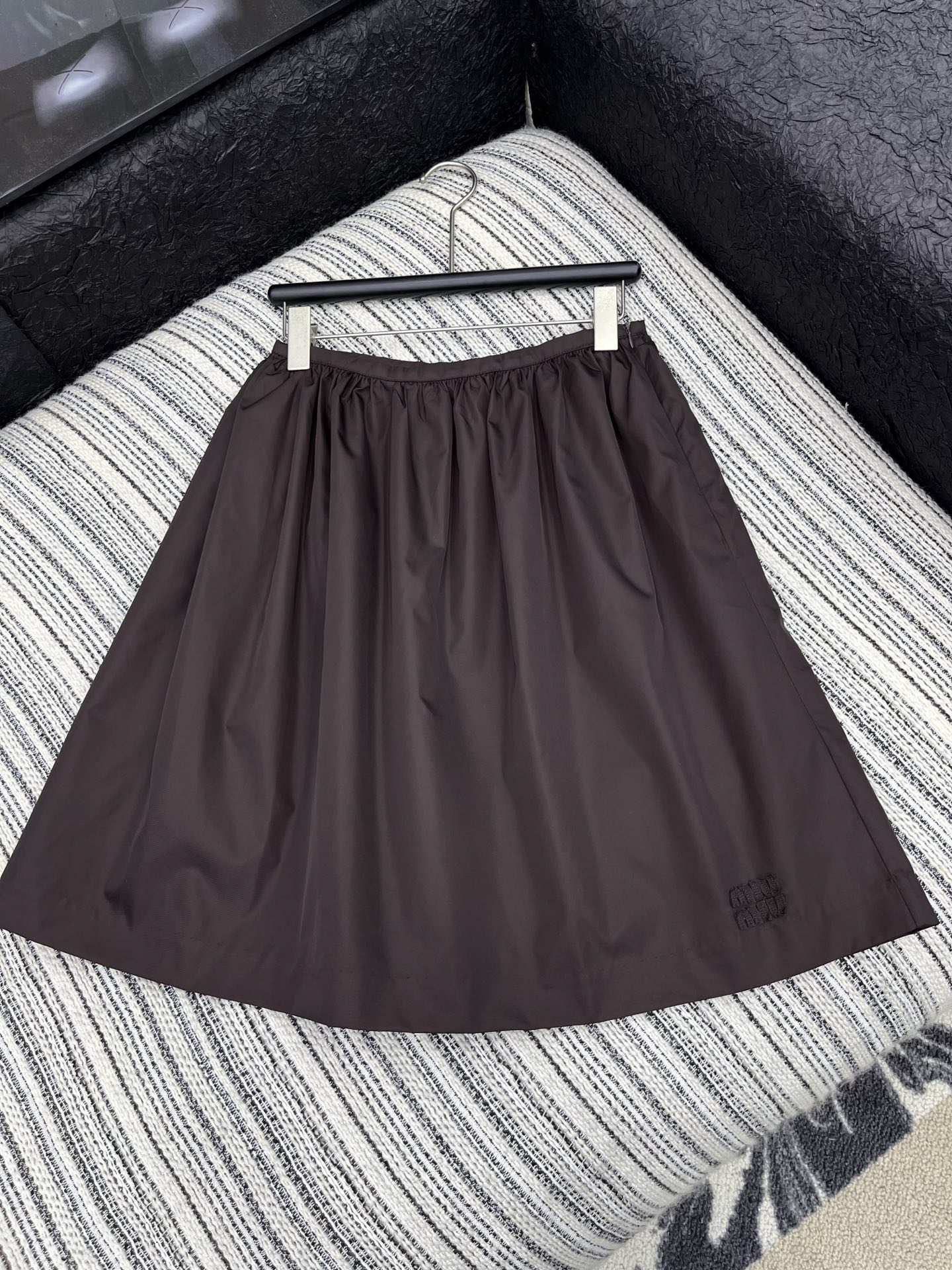 🛒𝐍𝐄𝐖 · 𝟐𝟎𝟐5/爆款原单品质 Miu Mi*｜ 2025新品尼龙松紧腰休闲半裙定制YB进口材质 