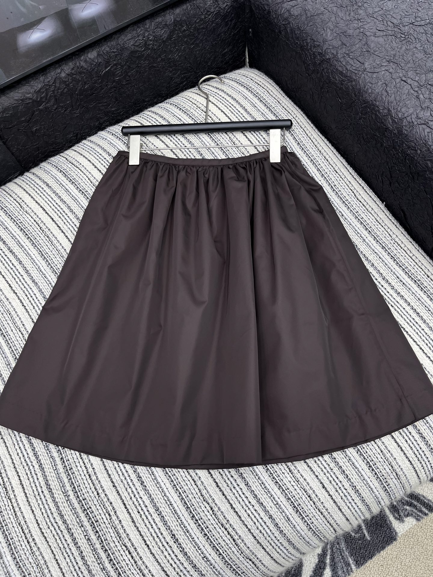 🛒𝐍𝐄𝐖 · 𝟐𝟎𝟐5/爆款原单品质 Miu Mi*｜ 2025新品尼龙松紧腰休闲半裙定制YB进口材质 