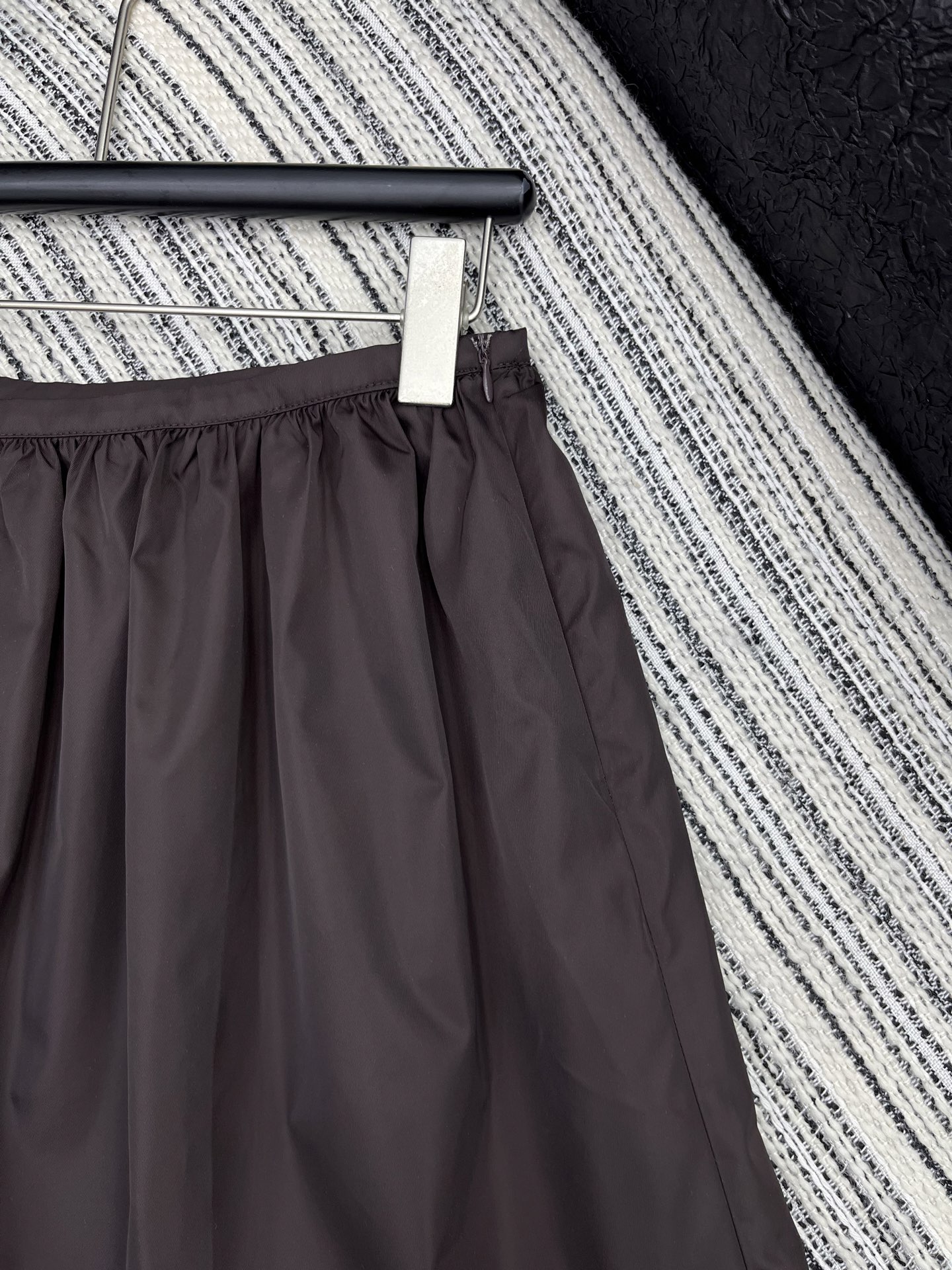 🛒𝐍𝐄𝐖 · 𝟐𝟎𝟐5/爆款原单品质 Miu Mi*｜ 2025新品尼龙松紧腰休闲半裙定制YB进口材质 