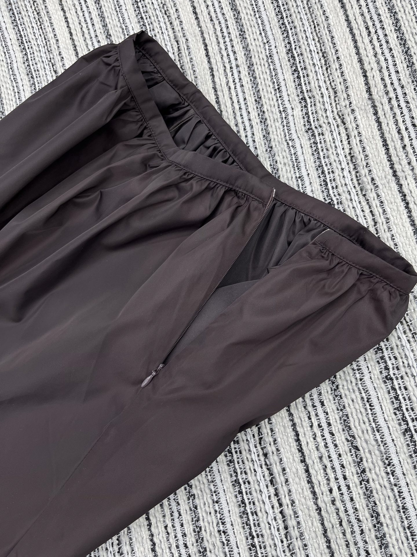 🛒𝐍𝐄𝐖 · 𝟐𝟎𝟐5/爆款原单品质 Miu Mi*｜ 2025新品尼龙松紧腰休闲半裙定制YB进口材质 