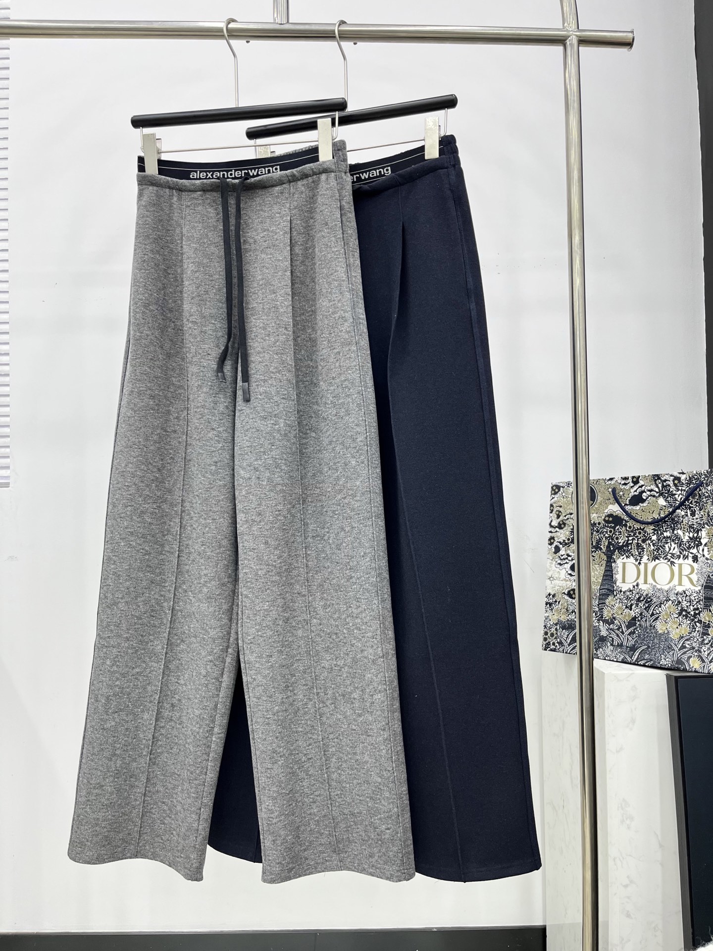 🛒𝐍𝐄𝐖 · 𝟐𝟎𝟐5/爆款现货原单品质 Alex*｜抽绳双腰头羊毛呢休闲裤高品质面料质感柔软细腻舒适减