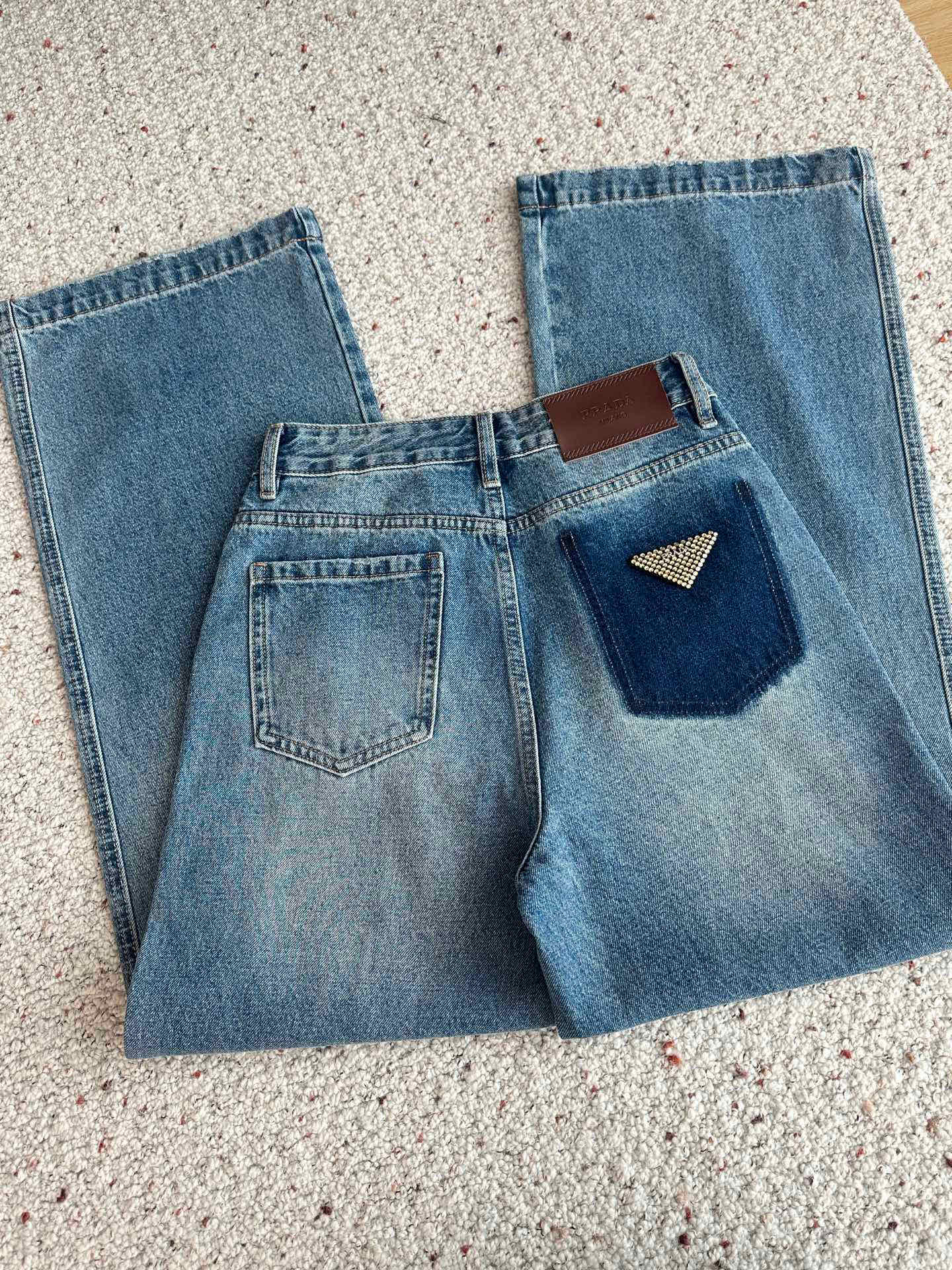 🛒𝐍𝐄𝐖 · 𝟐𝟎𝟐5/爆款现货设计师 原创｜女神同款抓绒倒三角贴牌牛仔裤 这款牛仔裤选用优质面料，工艺