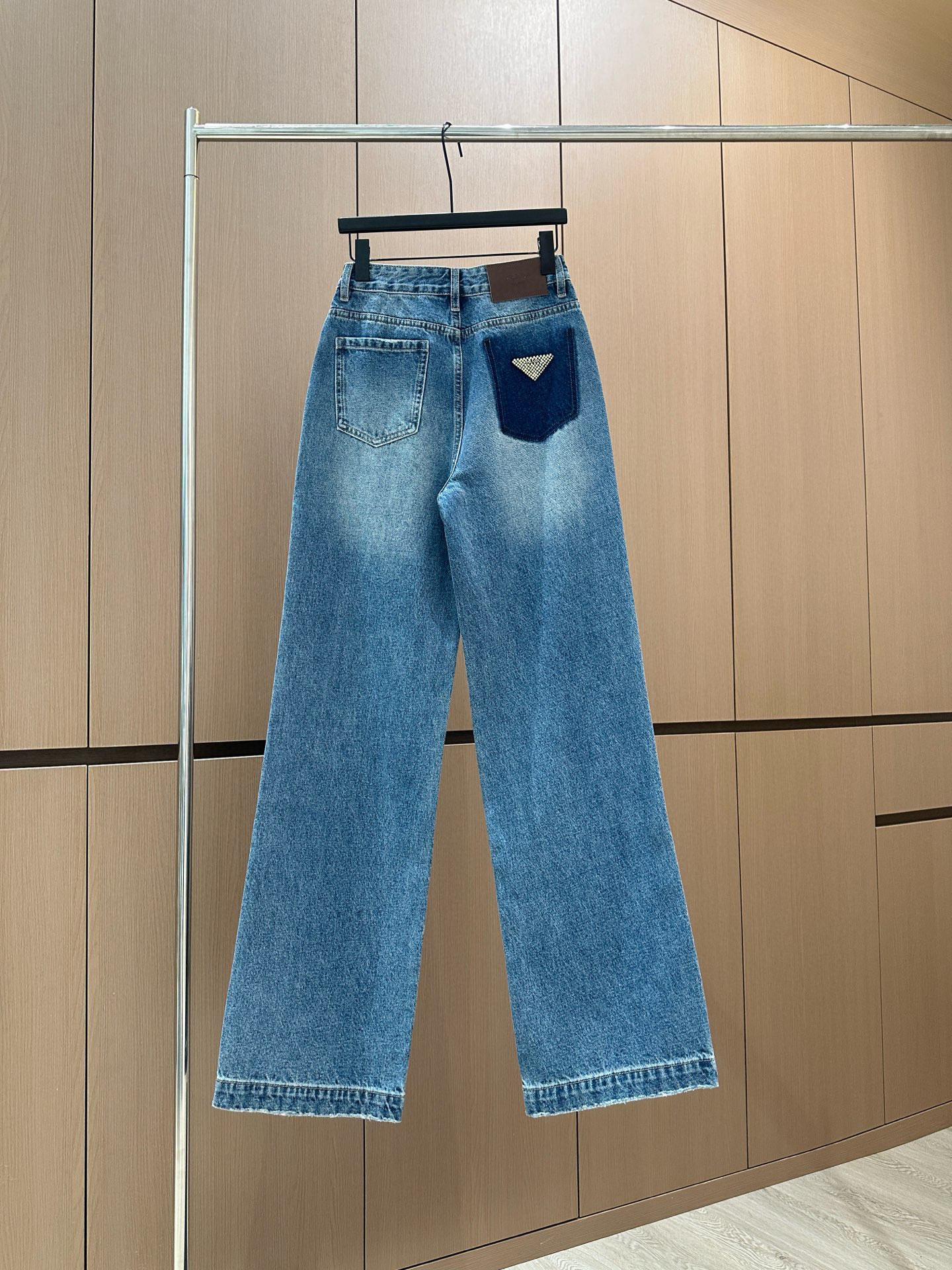 🛒𝐍𝐄𝐖 · 𝟐𝟎𝟐5/爆款现货设计师 原创｜女神同款抓绒倒三角贴牌牛仔裤 这款牛仔裤选用优质面料，工艺