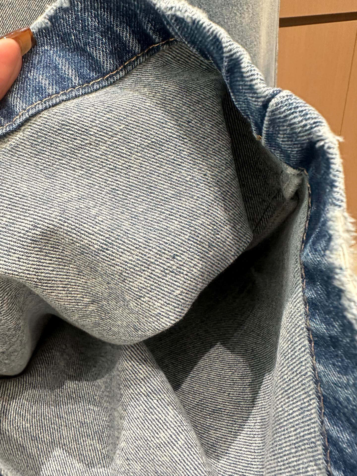 🛒𝐍𝐄𝐖 · 𝟐𝟎𝟐5/爆款现货设计师 原创｜女神同款抓绒倒三角贴牌牛仔裤 这款牛仔裤选用优质面料，工艺