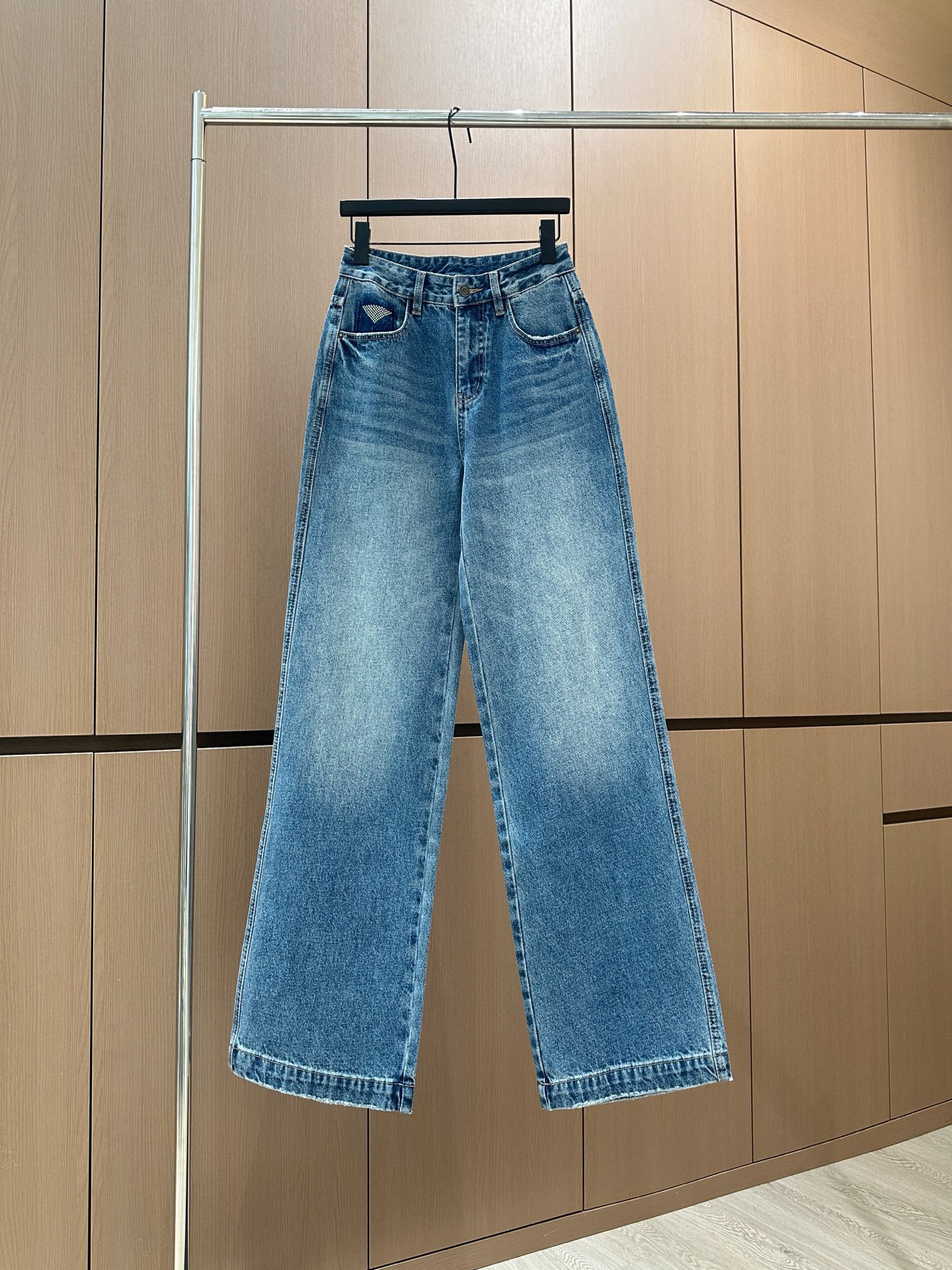 🛒𝐍𝐄𝐖 · 𝟐𝟎𝟐5/爆款现货设计师 原创｜女神同款抓绒倒三角贴牌牛仔裤 这款牛仔裤选用优质面料，工艺