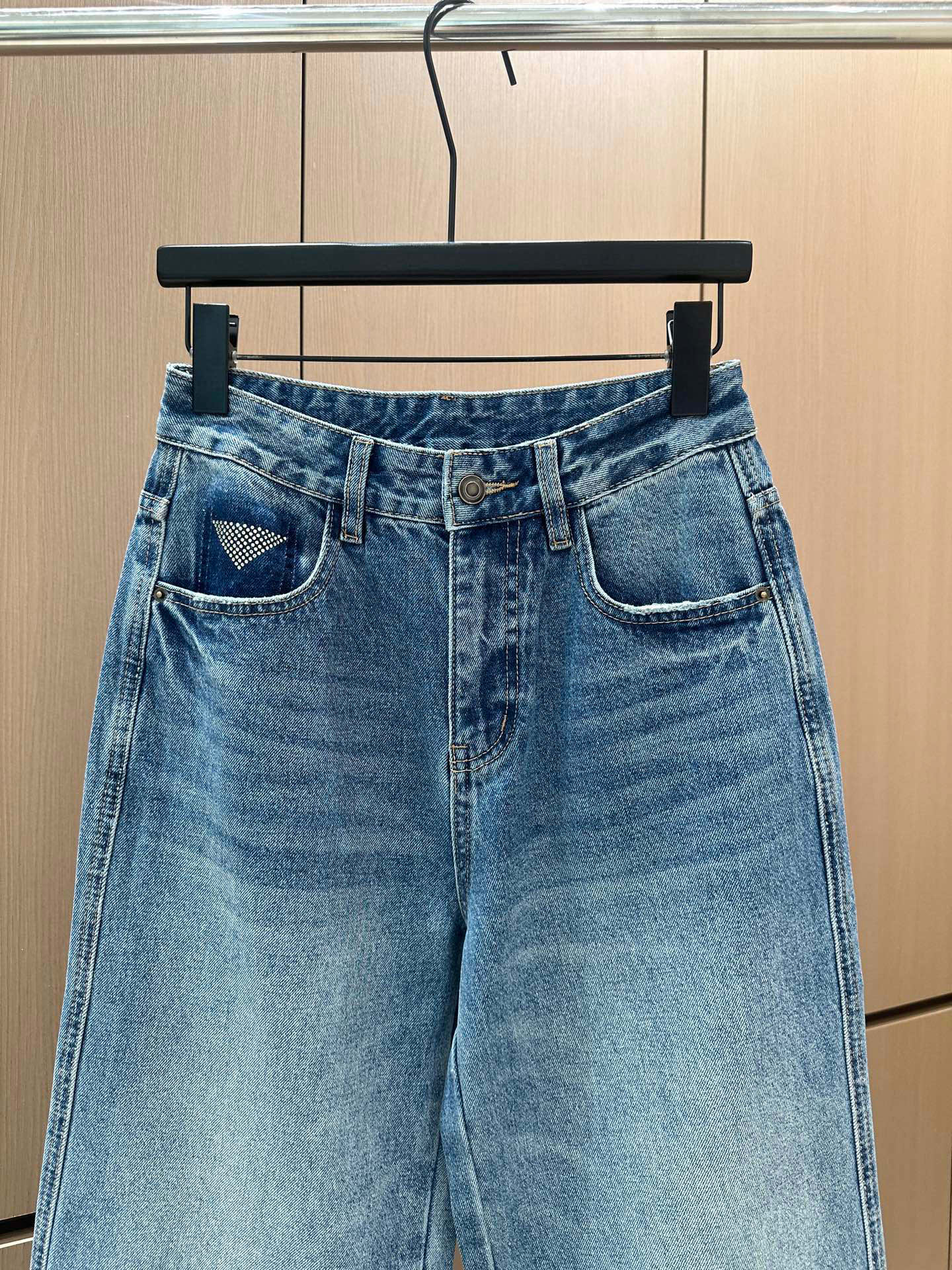 🛒𝐍𝐄𝐖 · 𝟐𝟎𝟐5/爆款现货设计师 原创｜女神同款抓绒倒三角贴牌牛仔裤 这款牛仔裤选用优质面料，工艺