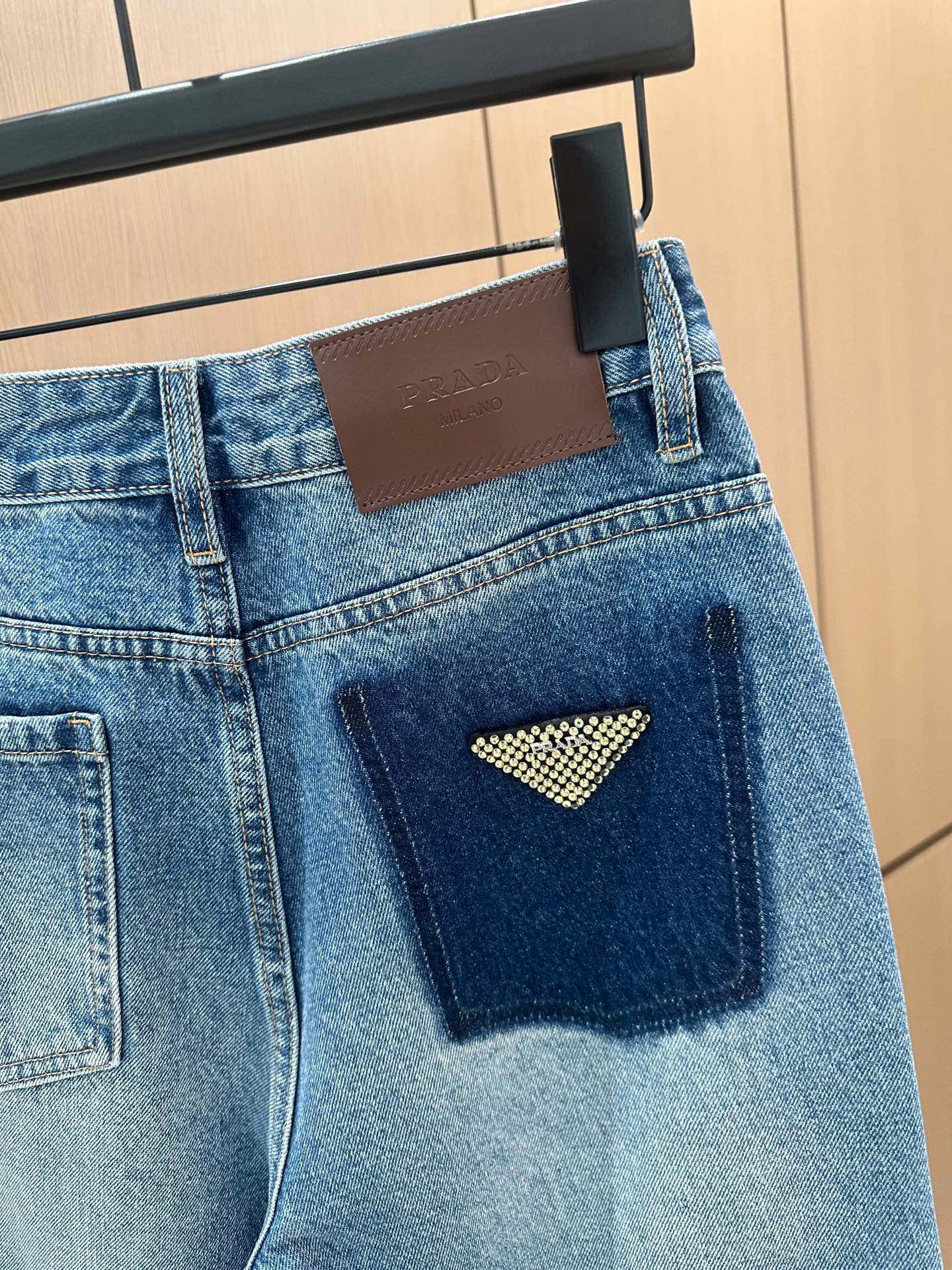 🛒𝐍𝐄𝐖 · 𝟐𝟎𝟐5/爆款现货设计师 原创｜女神同款抓绒倒三角贴牌牛仔裤 这款牛仔裤选用优质面料，工艺