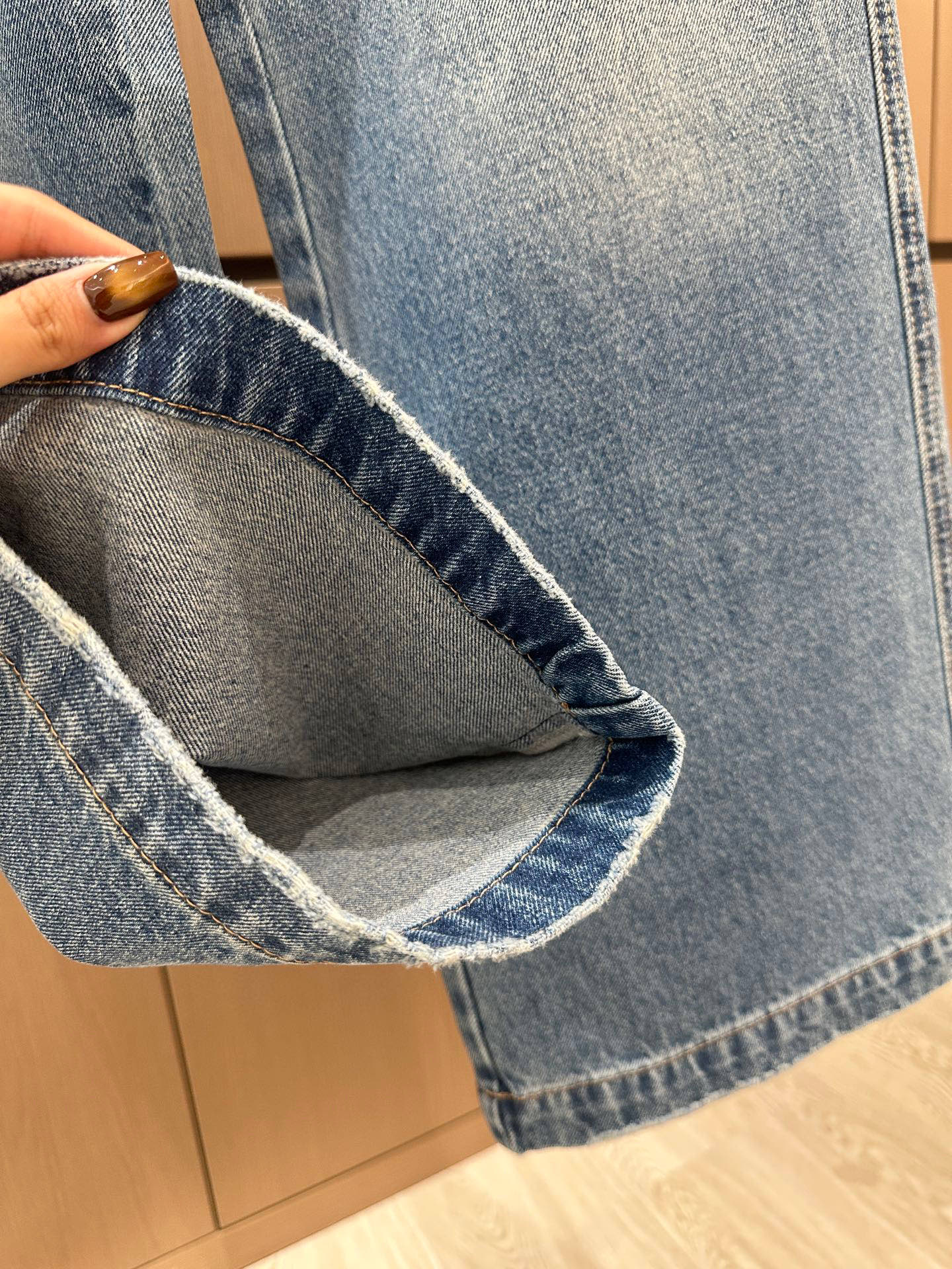 🛒𝐍𝐄𝐖 · 𝟐𝟎𝟐5/爆款现货设计师 原创｜女神同款抓绒倒三角贴牌牛仔裤 这款牛仔裤选用优质面料，工艺