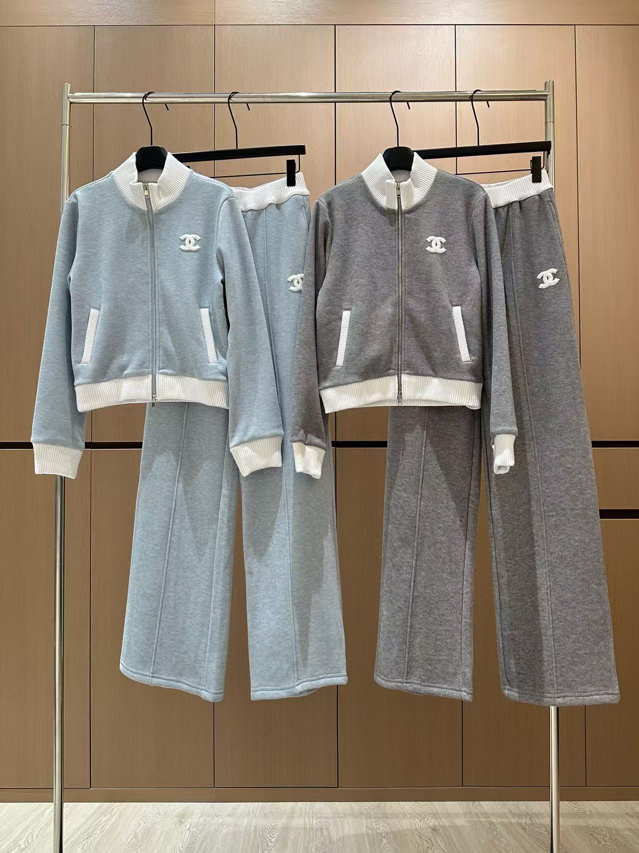 🛒𝐍𝐄𝐖 · 𝟐𝟎𝟐5/爆款现货设计师 原创｜撞色拼接加绒休闲套装立领拉链休闲外套，搭配抽绳休闲裤，定制