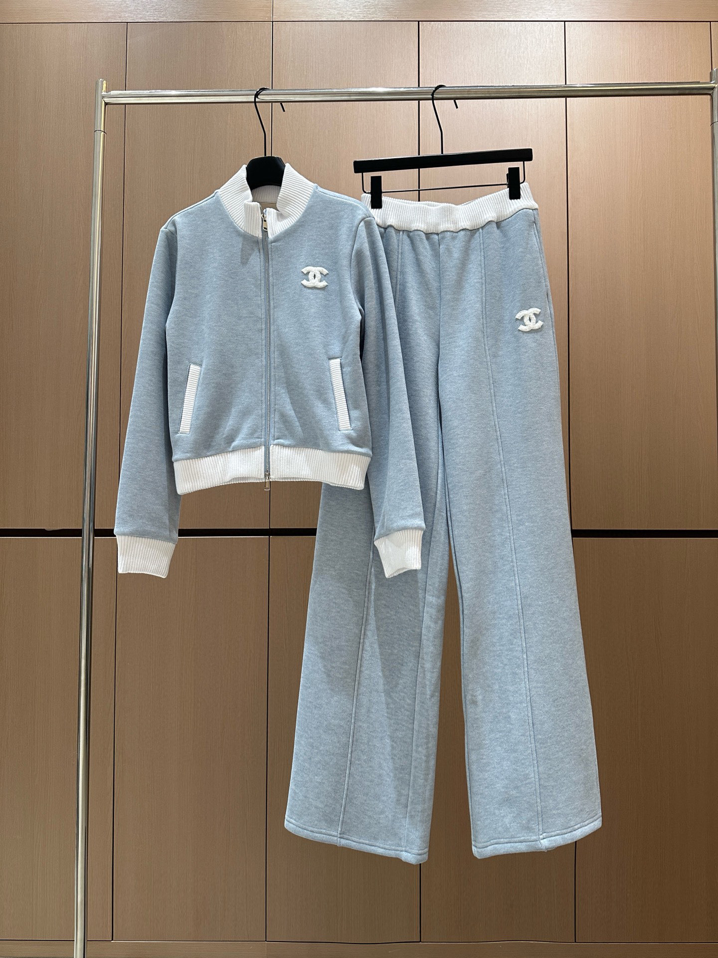 🛒𝐍𝐄𝐖 · 𝟐𝟎𝟐5/爆款现货设计师 原创｜撞色拼接加绒休闲套装立领拉链休闲外套，搭配抽绳休闲裤，定制