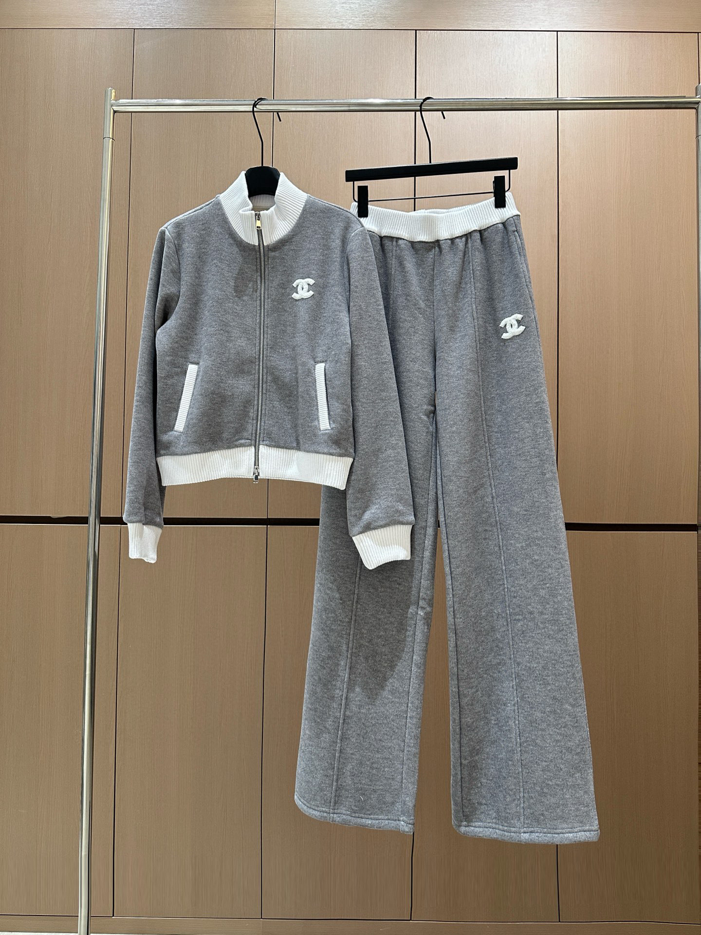 🛒𝐍𝐄𝐖 · 𝟐𝟎𝟐5/爆款现货设计师 原创｜撞色拼接加绒休闲套装立领拉链休闲外套，搭配抽绳休闲裤，定制